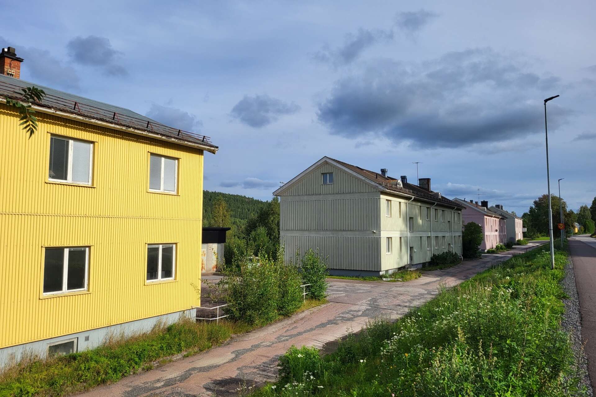 Kommunen ansöker nu om rivningslov för de fyra husen på Skolgatan i Lesjöfors. 