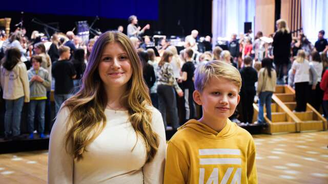 Elin Alsterdal, 15, och Jakob Nerman, 11, har viktiga uppgifter under Norrstrandsskolans traditionella luciakonsert.