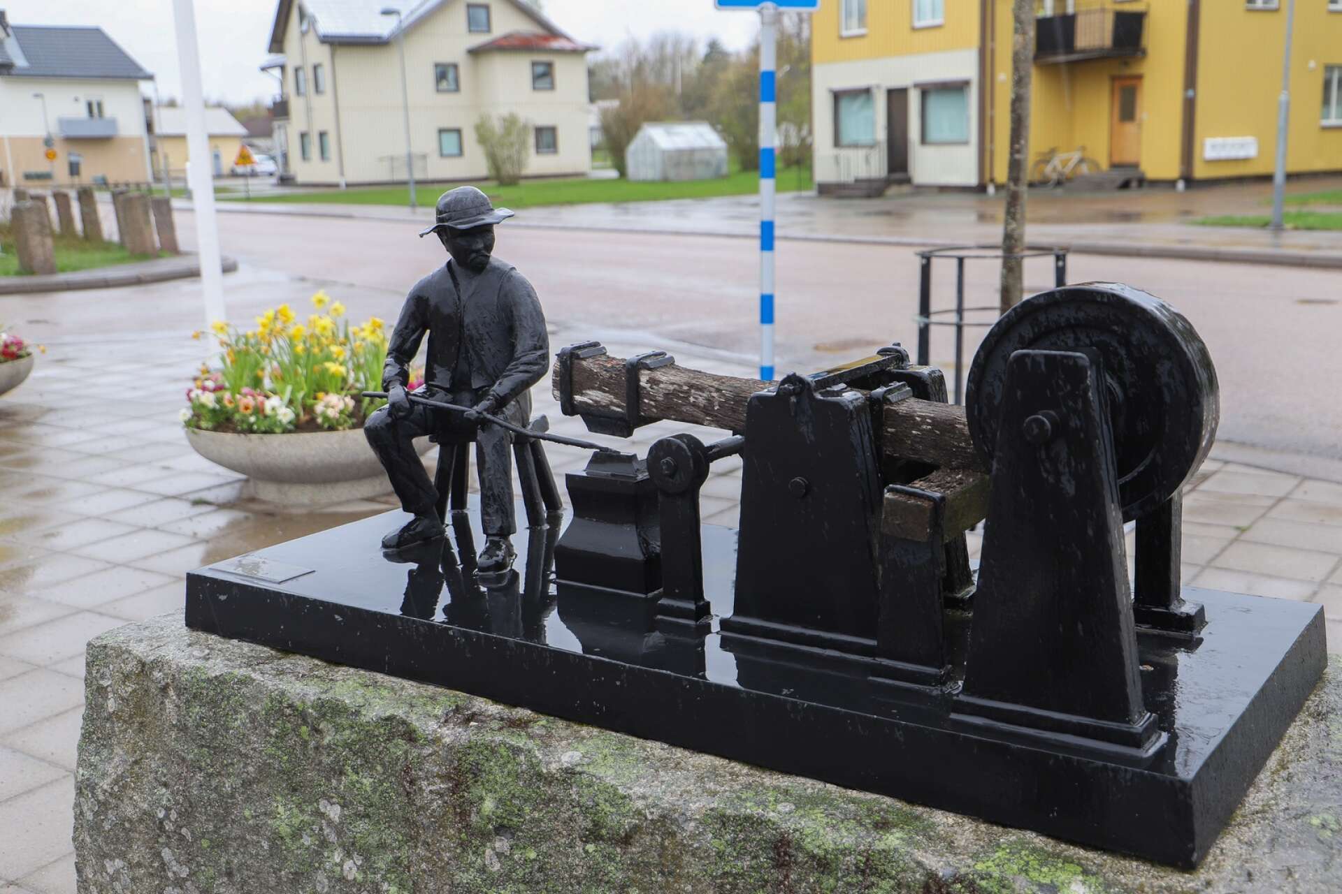 En spiksmed i arbete föreställer den här statyn som står på torget i Bäckefors. Den invigdes 1982 och tillverkades av studenter vid Stenebyskolan. Statyn anknyter till Bäckefors brukshistoria.