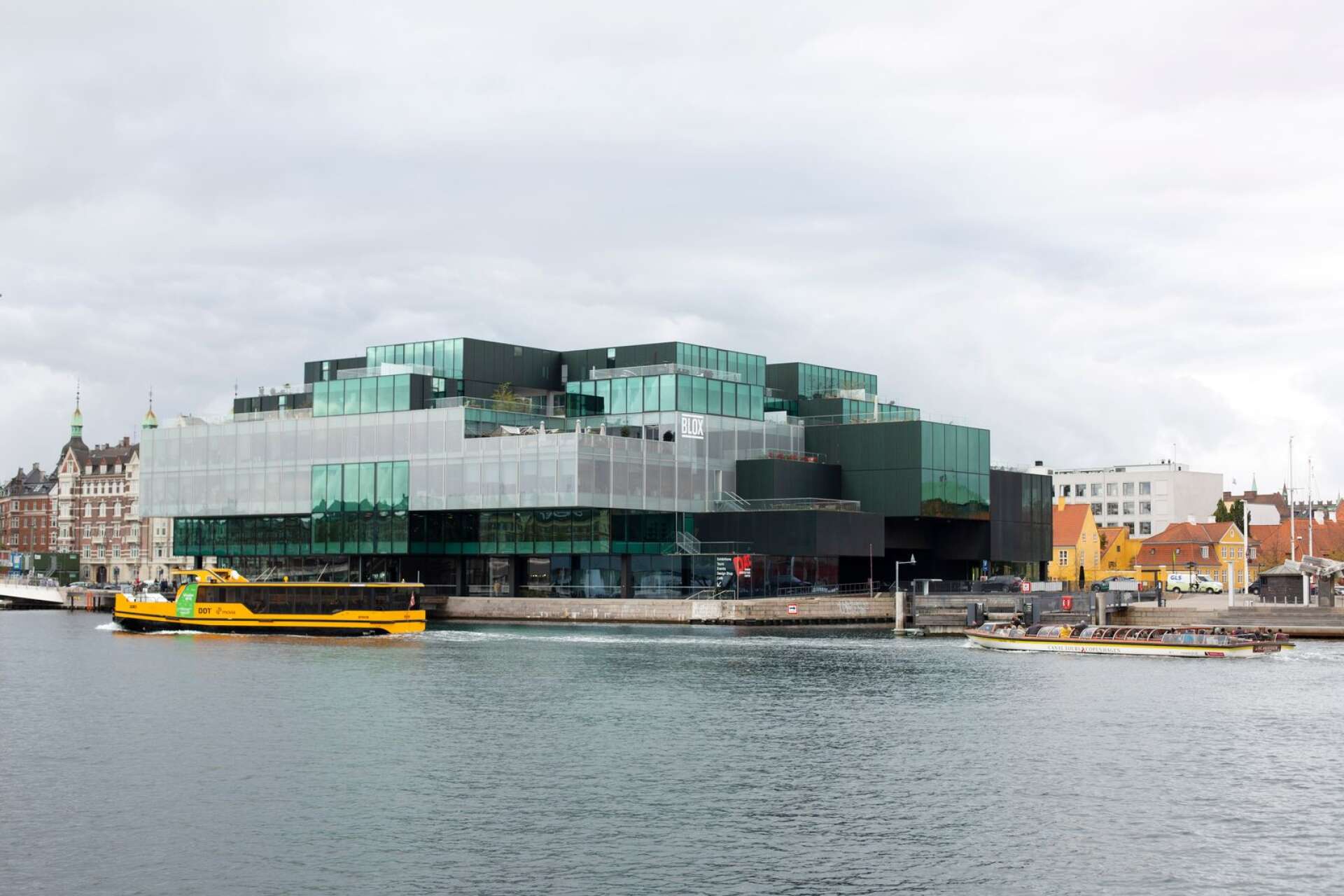 Samlingspunkten Blox är en av Köpenhamns mest omdebatterade nya byggnader. De gula, eldrivna hamnbussarna är ett prisvärt transportmedel och alternativ till sightseeingbåtarna i Köpenhamn.