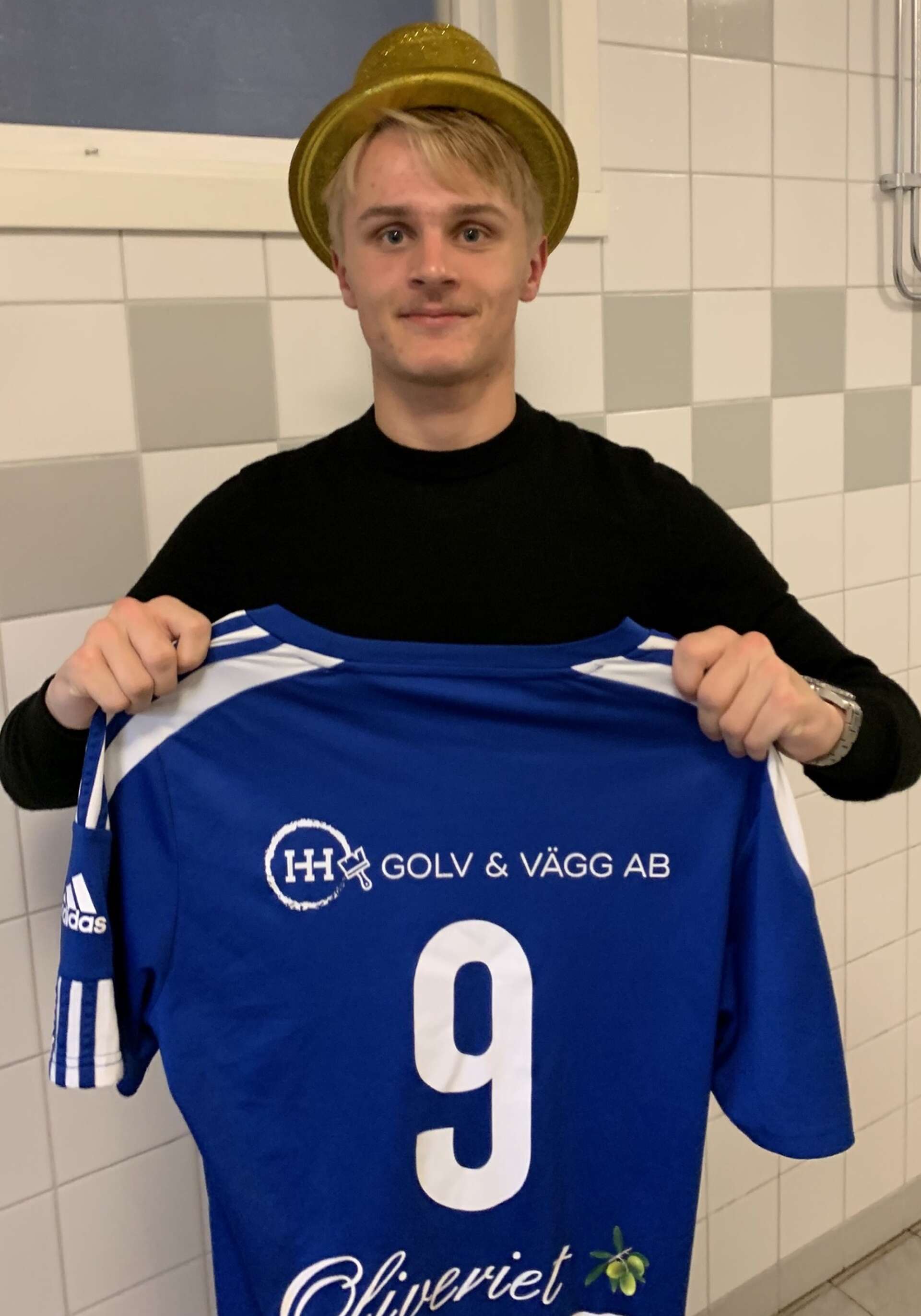 Eskil Olsson, som gjorde det avgörande målet, med sin matchtröja. Hamnar den på väggen hemma månne?