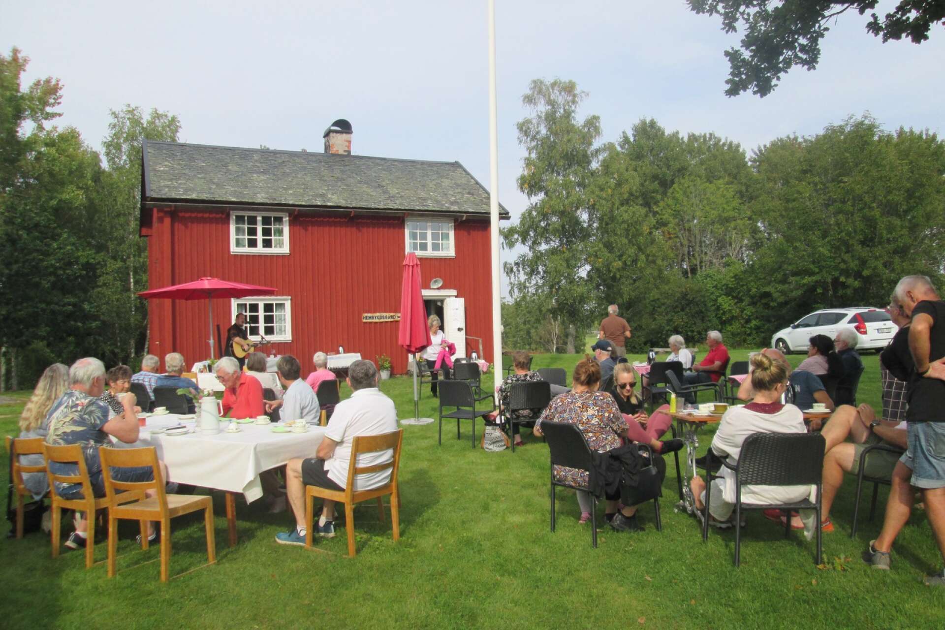 Totalt kom ett 50-tal personer för att äta dalslandskaka och lyssna på artisten Timmie Spångberg när det vankades bakdag i lördags.
