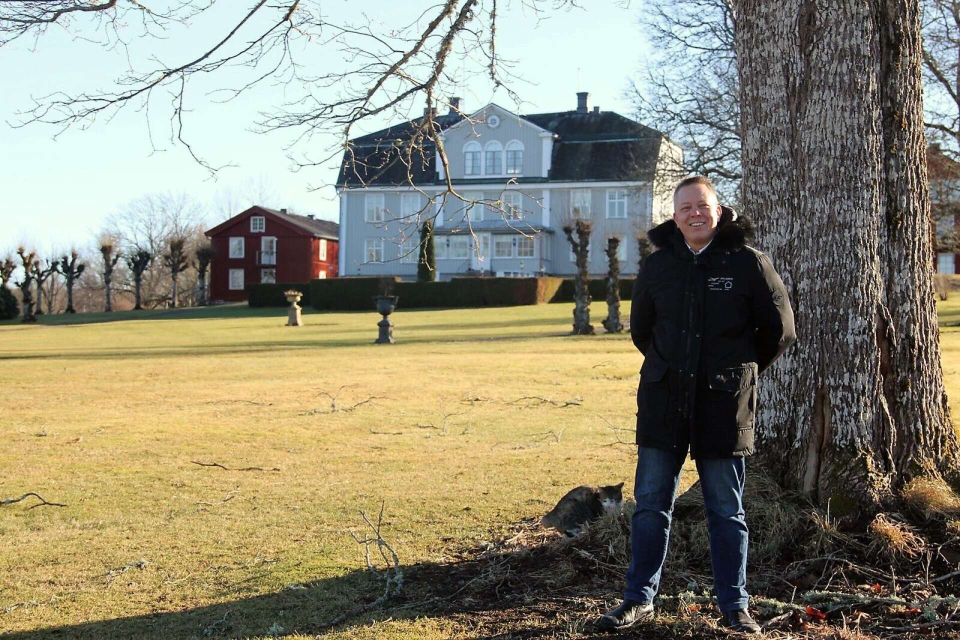 Paret Henningsson har även köpt Svaneholms herrgård där de bor och trivs väldigt bra och har sitt kontor. De driver också uthyrningen av de 18 rum som finns i de två flyglarna.