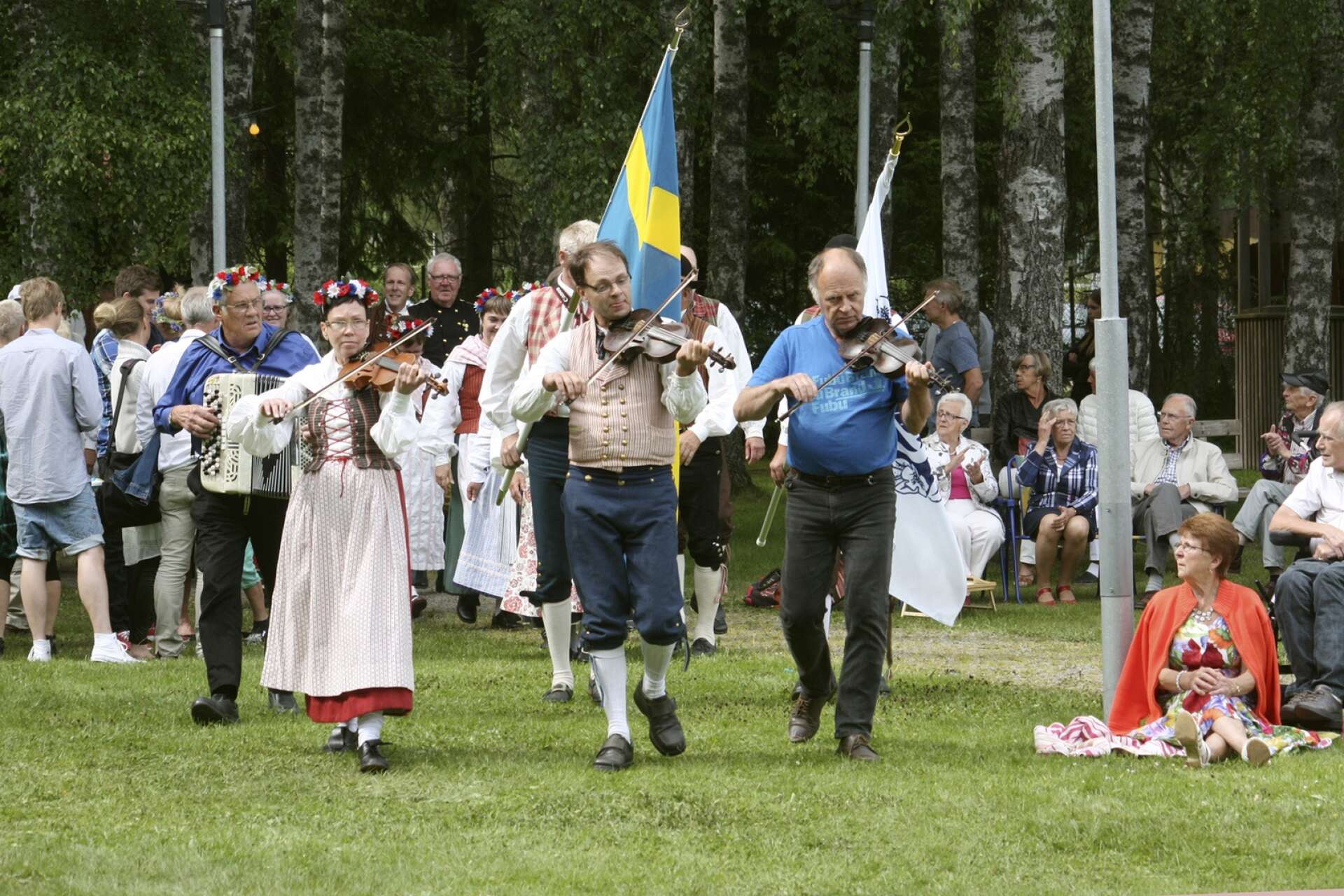 Essunga folkdanslag ackompanjeras bland annat av Margareta på fiol.