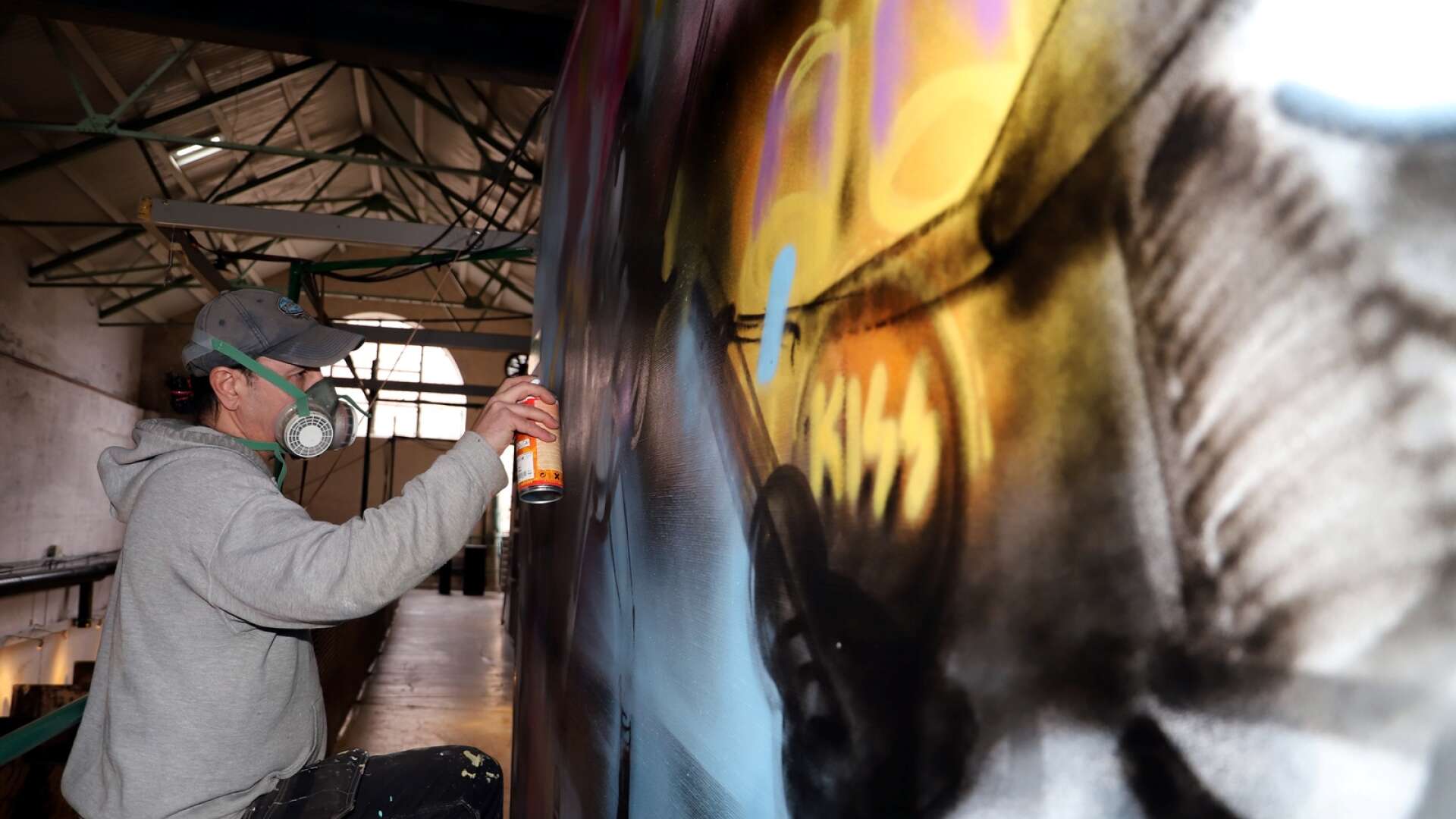 Daniel Blomqvist med konstnärssignaturen Puppet, är en av årets utställare på Gamla kraftstationen i Deje och skapar även en platsspecifik målning.