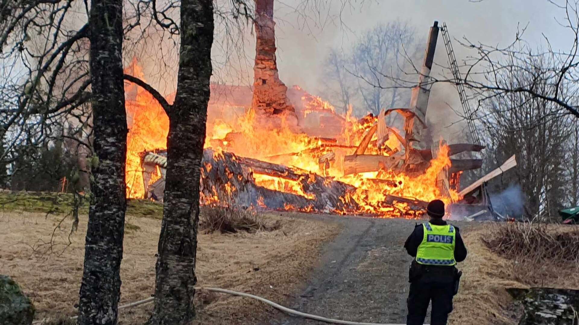 En villa brinner norr om Torsby.