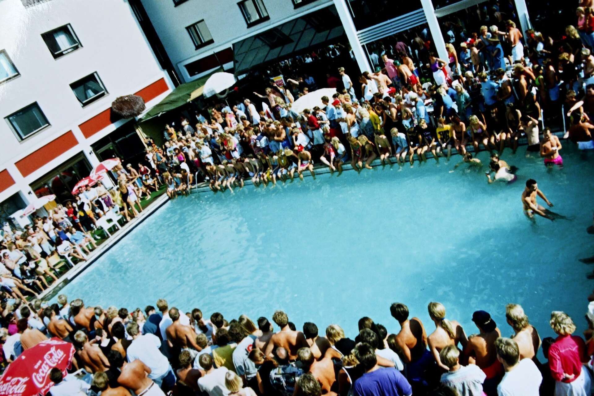 Uppåt ett tusental personer kunde dyka upp vid den lilla hotellpoolen. Vid det mest extrema tillfället såg inte Lars Klinghagen vattnet för allt folk i poolen...