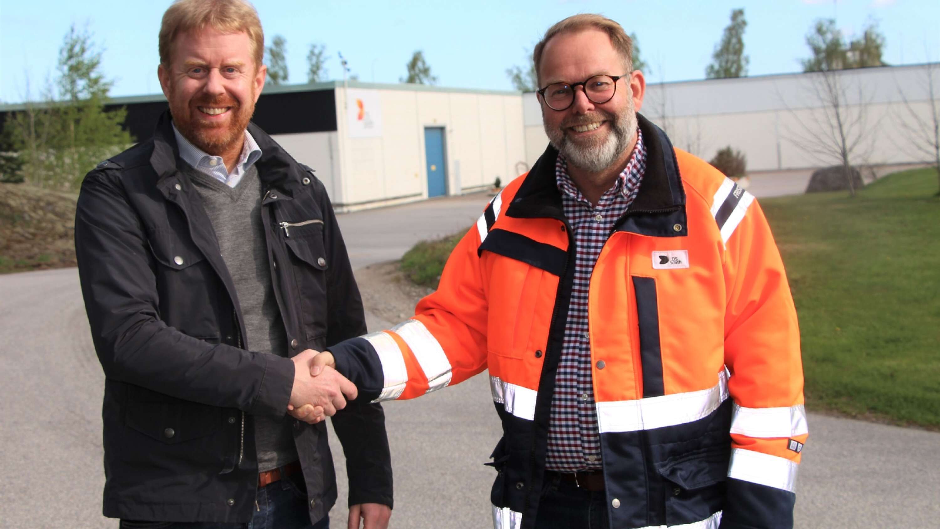 Martin Svahn, ägare Valvbron, och Johan Eriksson, platschef DS Smith, är belåtna över avtalet som rejält utökar wellpapproducentens lagerkapacitet.