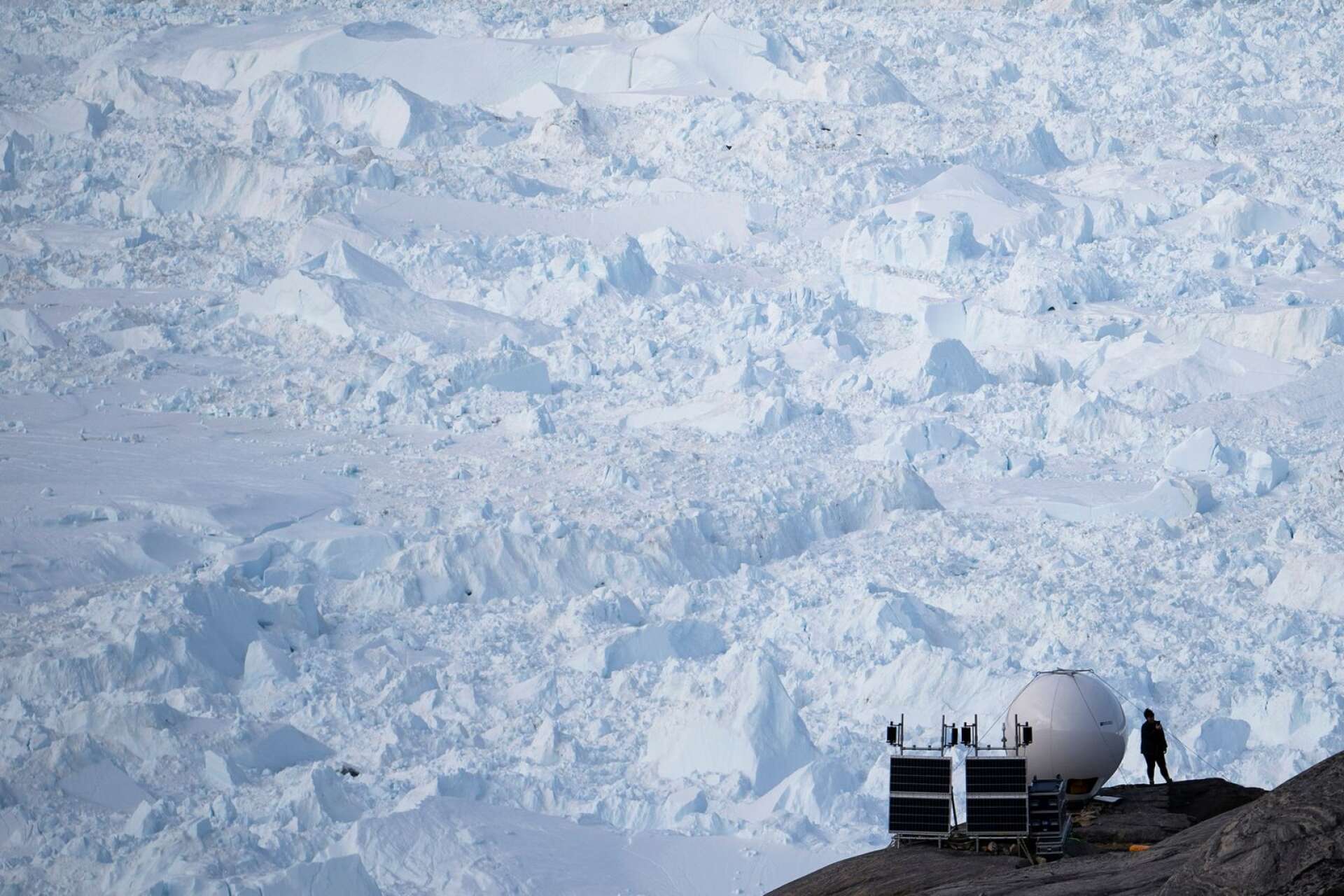 Landisen på Grönland är mycket tjock med översidan upp till tre kilometer ovan havet. Där är det 20 grader kallare än vid havets nivå, skriver Sture Åström.