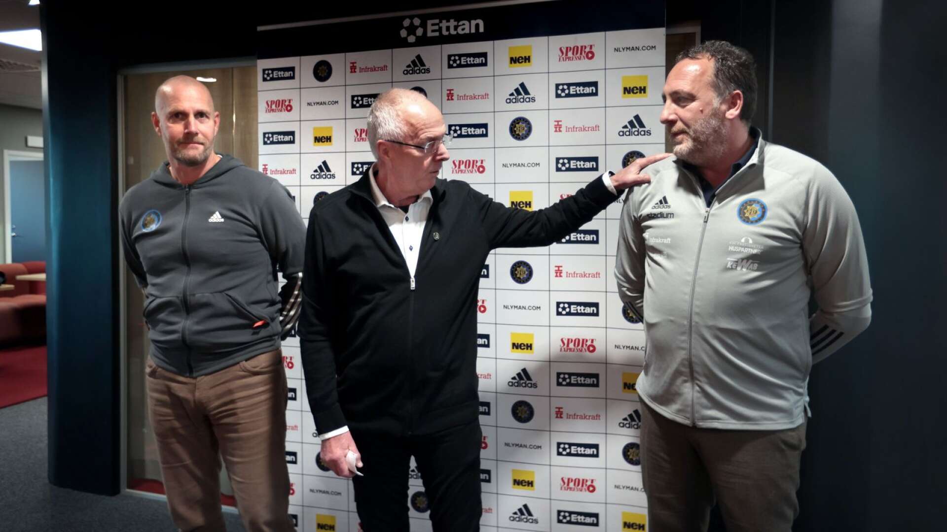 Kosovos förre förbundskapten Albert Bunjaki (till höger) tillsammans med ”Svennis” Eriksson. Bunjaki tar över som tränare i Karlstad Fotboll. Till vänster ses nye målvaktstränaren Stefan Remnér, som vänder hemåt efter tolv år i IFK Göteborg. 