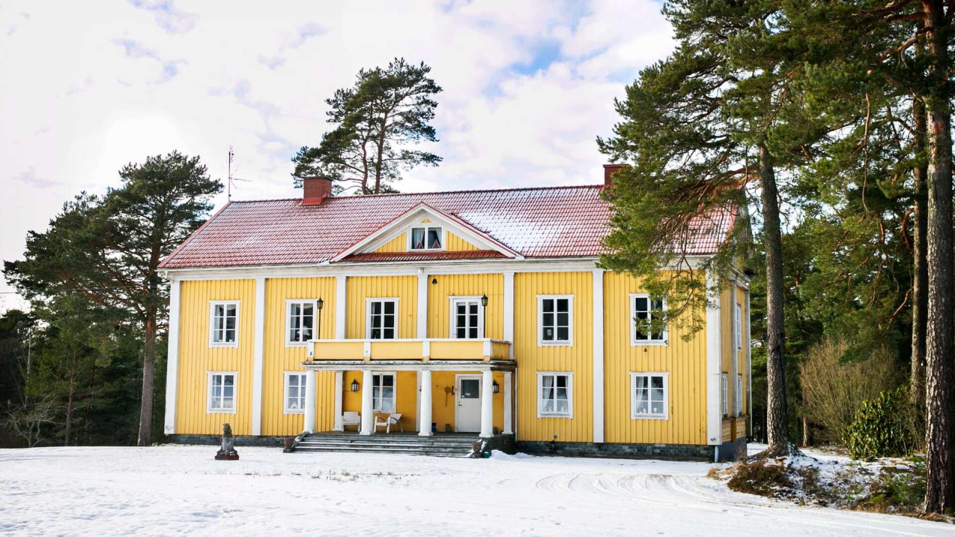 Månsgården har legat på Månsberget på Bergvik sedan 1930-talet. Värmlands museum vill att huset flyttas om det nya handelsområdet där blir verklighet.