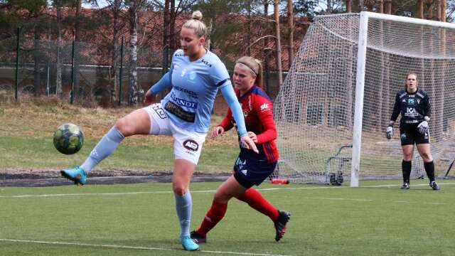 Wilma Enarsson, som här plockar ner bollen framför ytterbacken Tyra Dahlgren i Vänersborgs IF, gjorde båda målen när Viken med 2–3 mot Hertzöga BK. Arkivbild.