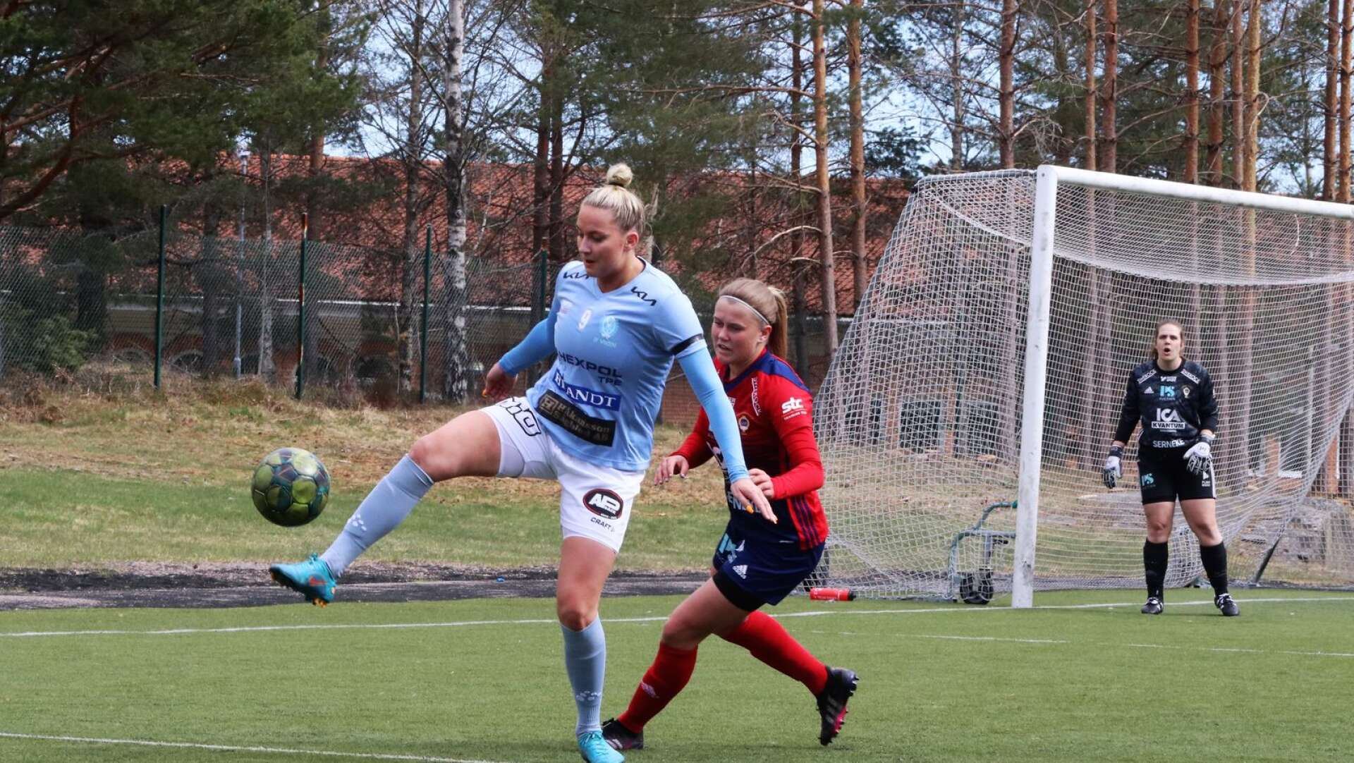 Wilma Enarsson plockar ner bollen framför ytterbacken Tyra Dahlgren.