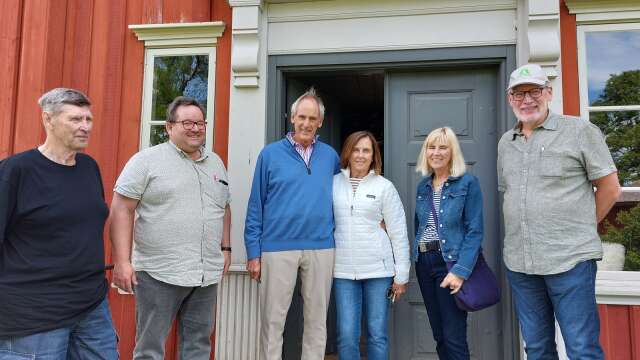 De amerikanska gästerna med sina svenska värdar vid besöket på von Echstedtska gården. F.v: Arne Berg, Henrik Olsson, Greg och Carol Johnson, Emma Catalini och Johan Abenius.