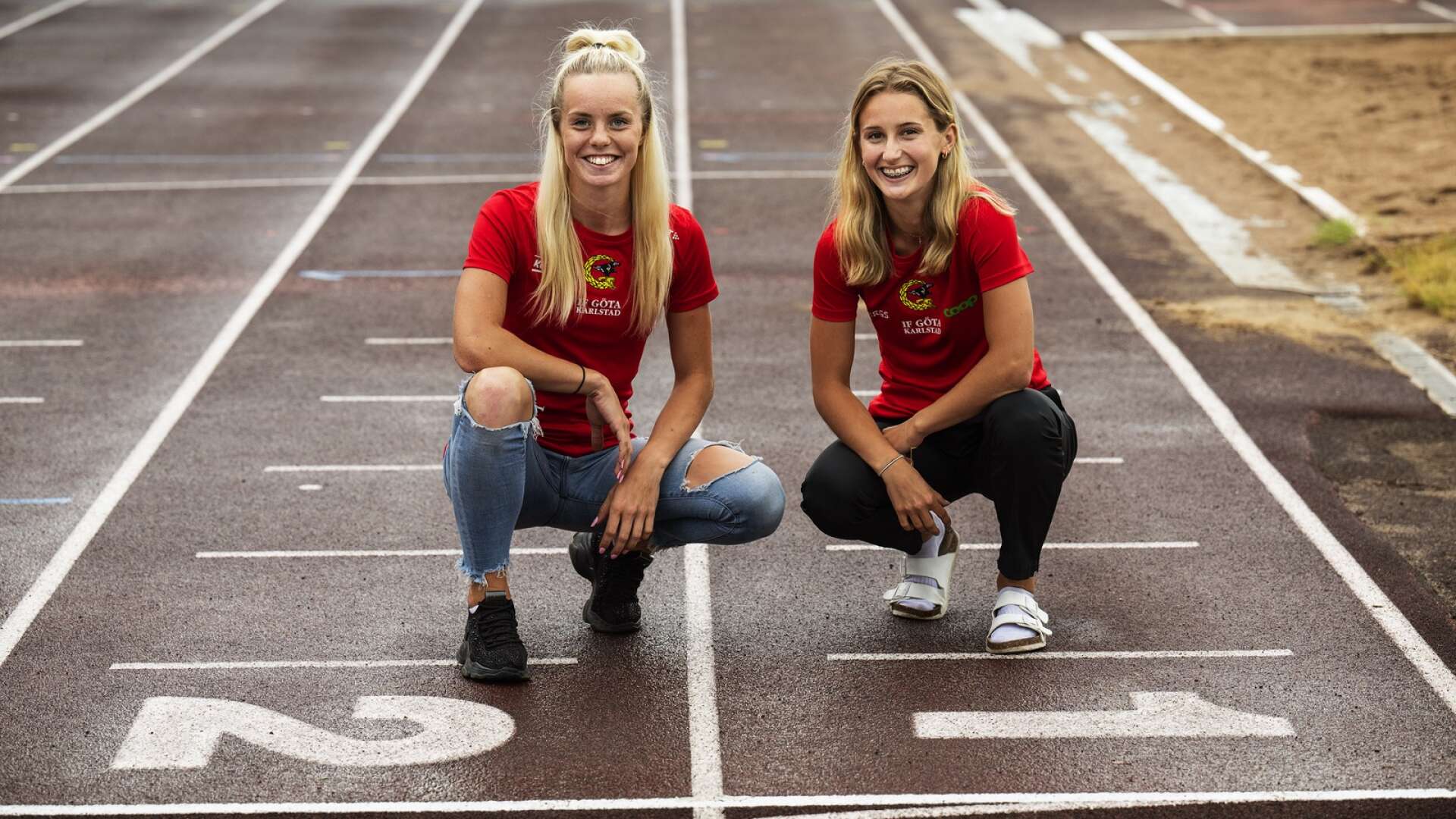 Minna Svärd och Hanna Karlsson tävlar i ett varsitt heat på 400 meter häck. 