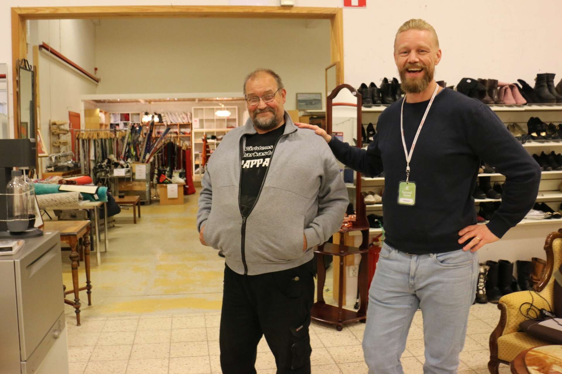Det full fart i secondhand-butiken – inte Mikael Hansson och Samuel Björgvinsson emot.