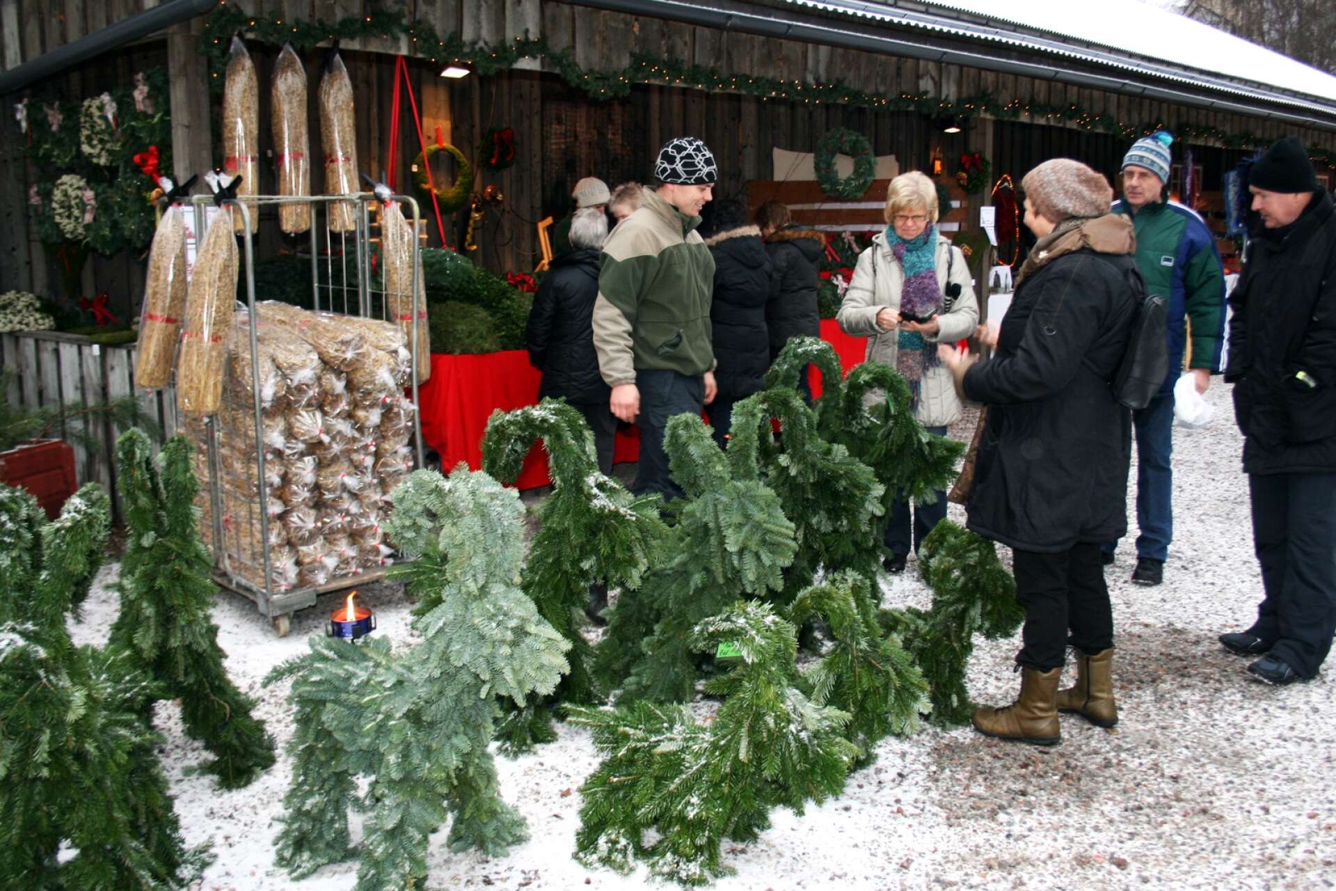 Julmarknaden på Skutboudden börjar återgå till sin vanliga omfattning och har nu ett 130-tal utställare.