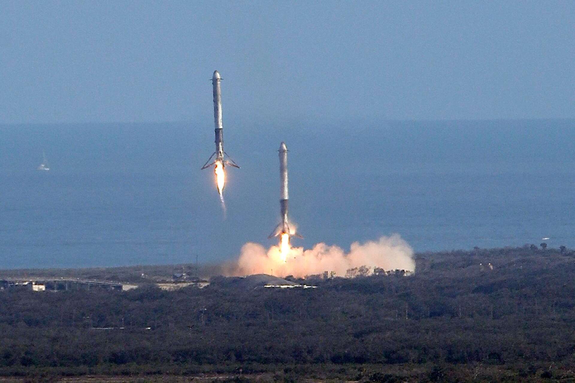 SpaceX landar sina använda raketer bland annat på land.