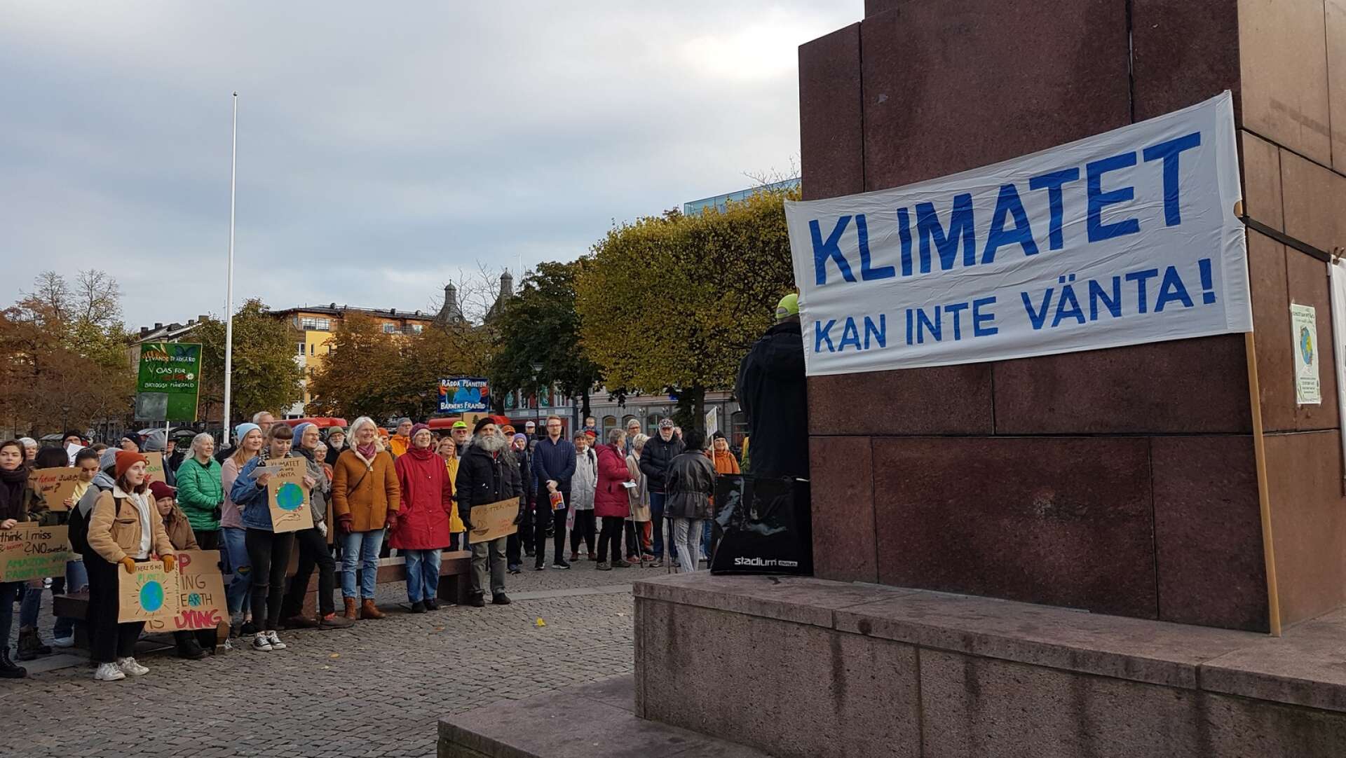 Klimatdemonstration på Stora torget i Karlstad i oktober. 