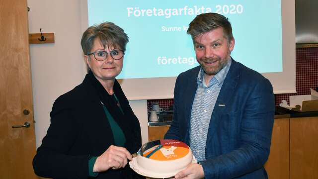 Företagarna Sunne, här genom Rickard Lindqvist, bjöd på en tårta där både ris och ros var inbakat. Kommunalrådet Gunilla Ingemyr (C) tog del av både tårtan och kritiken.