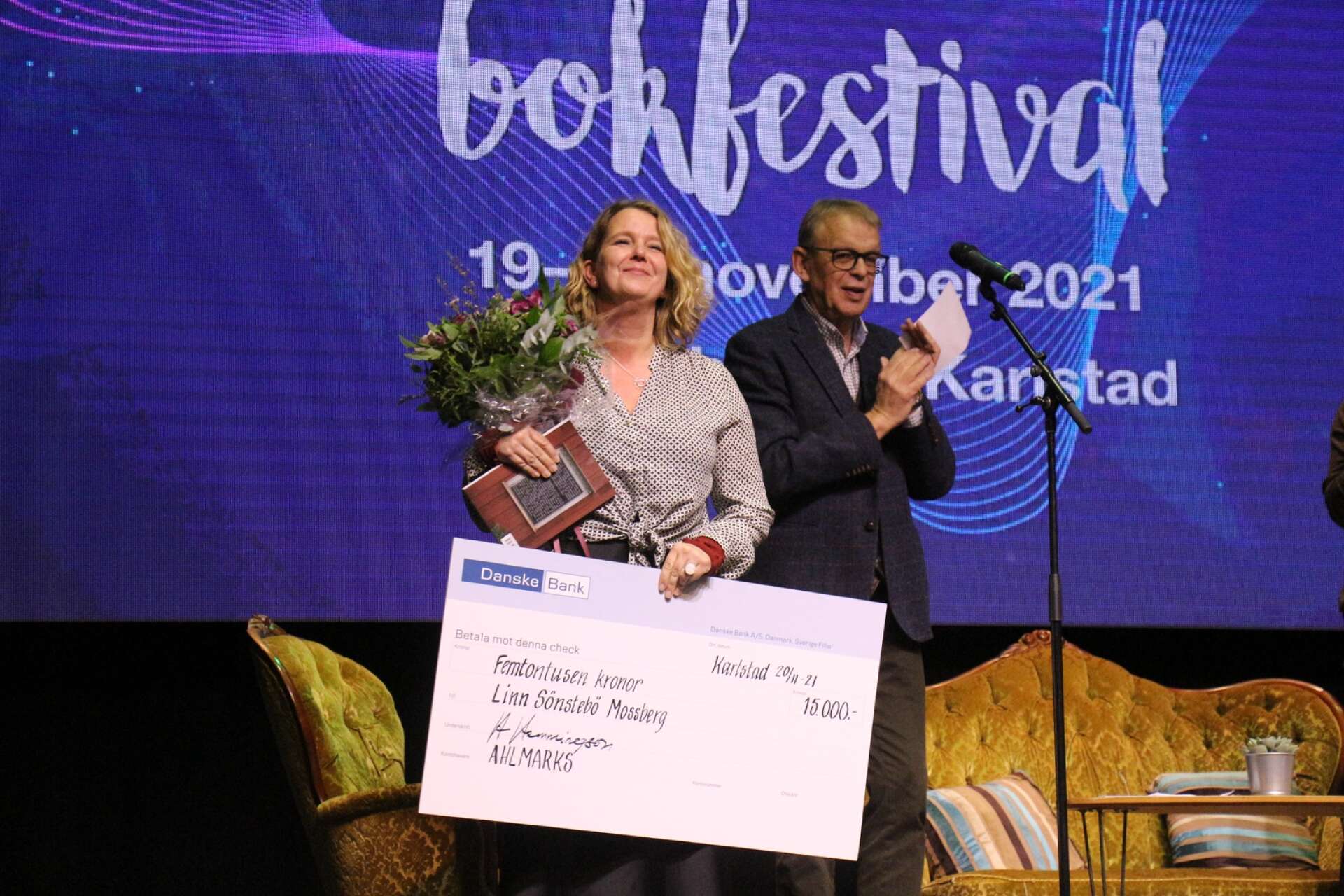 Linn Sönstebö Mossberg är Årets värmlänning 2021. Priset delades ut på Värmlands bokfestival. I bakgrunden ses juryns ordförande Björn Sandborgh.