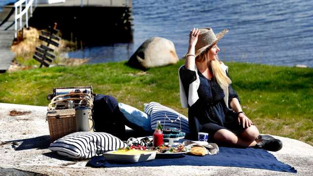 Annelie Jansson gillar att bjuda sin familj och vänner på något gott att äta och dricka. Vad passar bättre nu när maj är här och solen värmen än en picknick vid Vänerns strand.