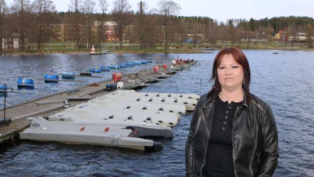 Beatrice Tordsdotter Jansson tycker om båtlivet. Bakom henne en av bryggorna som nu förbereds för årets båtsäsong. 
