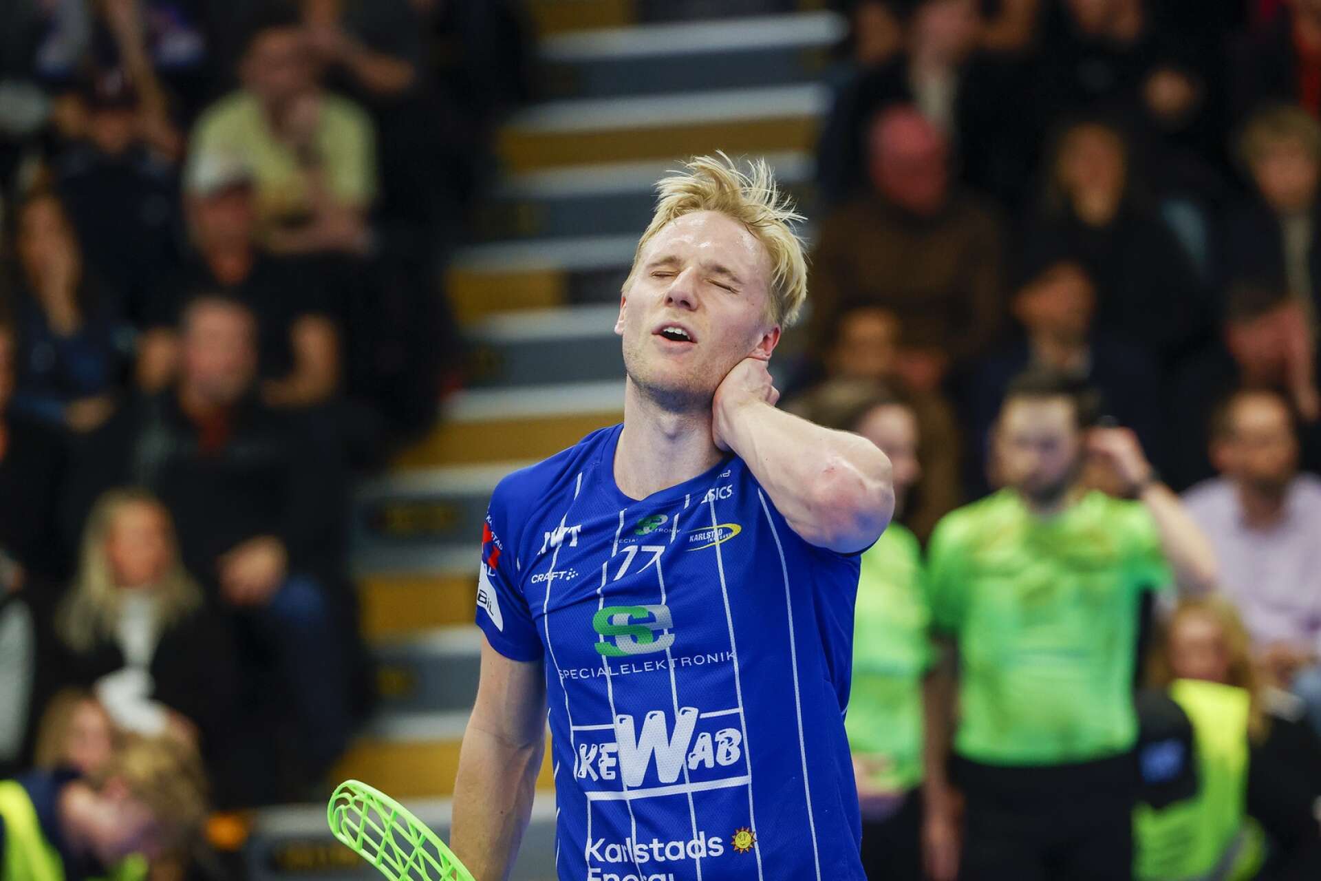 KIBF-forwarden Vestlund tog sig mot nacken efter en tackling som gav Gävle ett matchstraff.