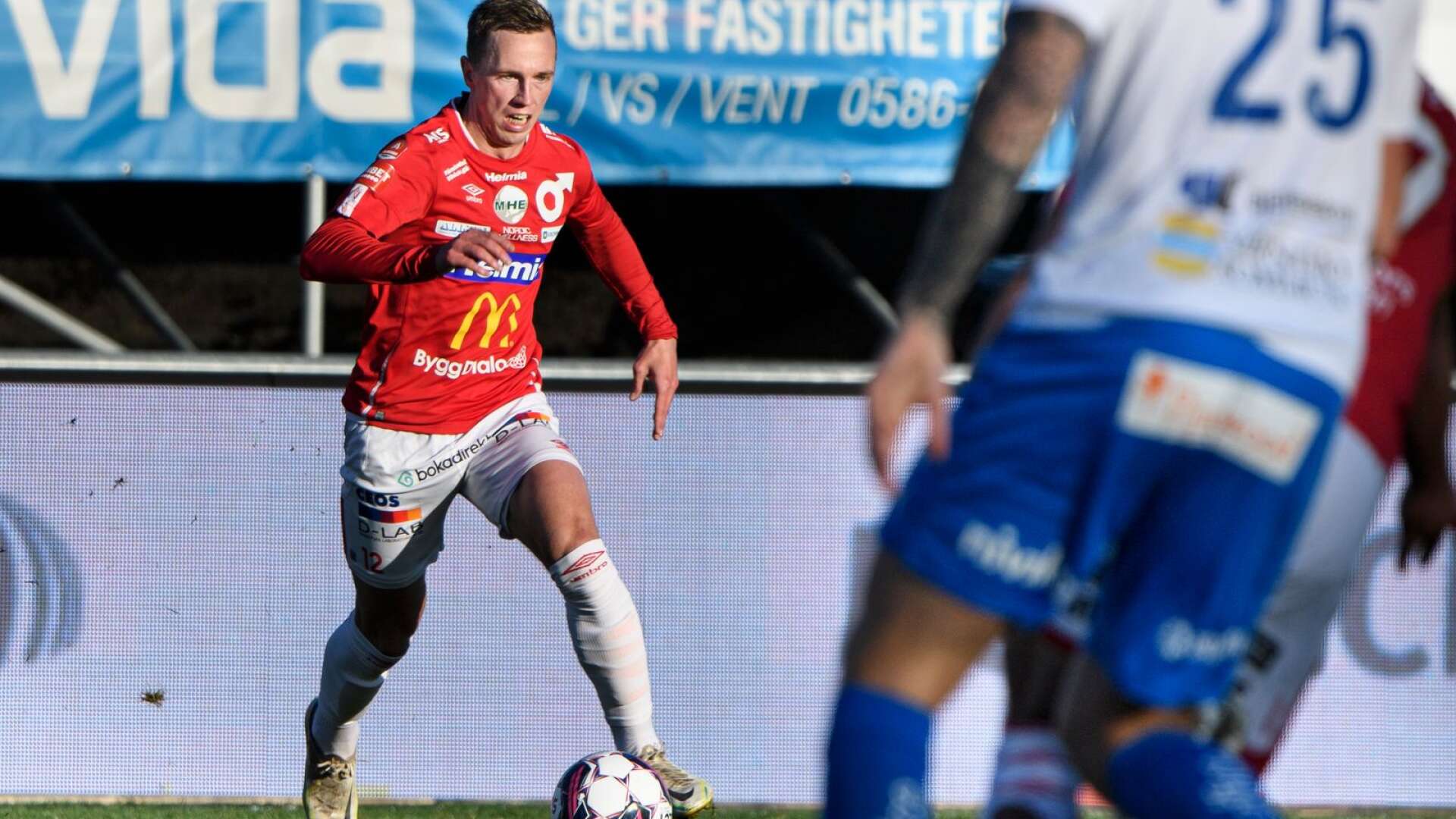 Erik Lindell har förlängt sitt kontrakt med Degerfors IF. 