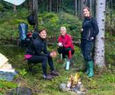 Funktionärer i skogen i väntan på deltagarna vid fjärde kontrollen; Kerstin Karlén, Louise Klejbrant och Louise Blom.