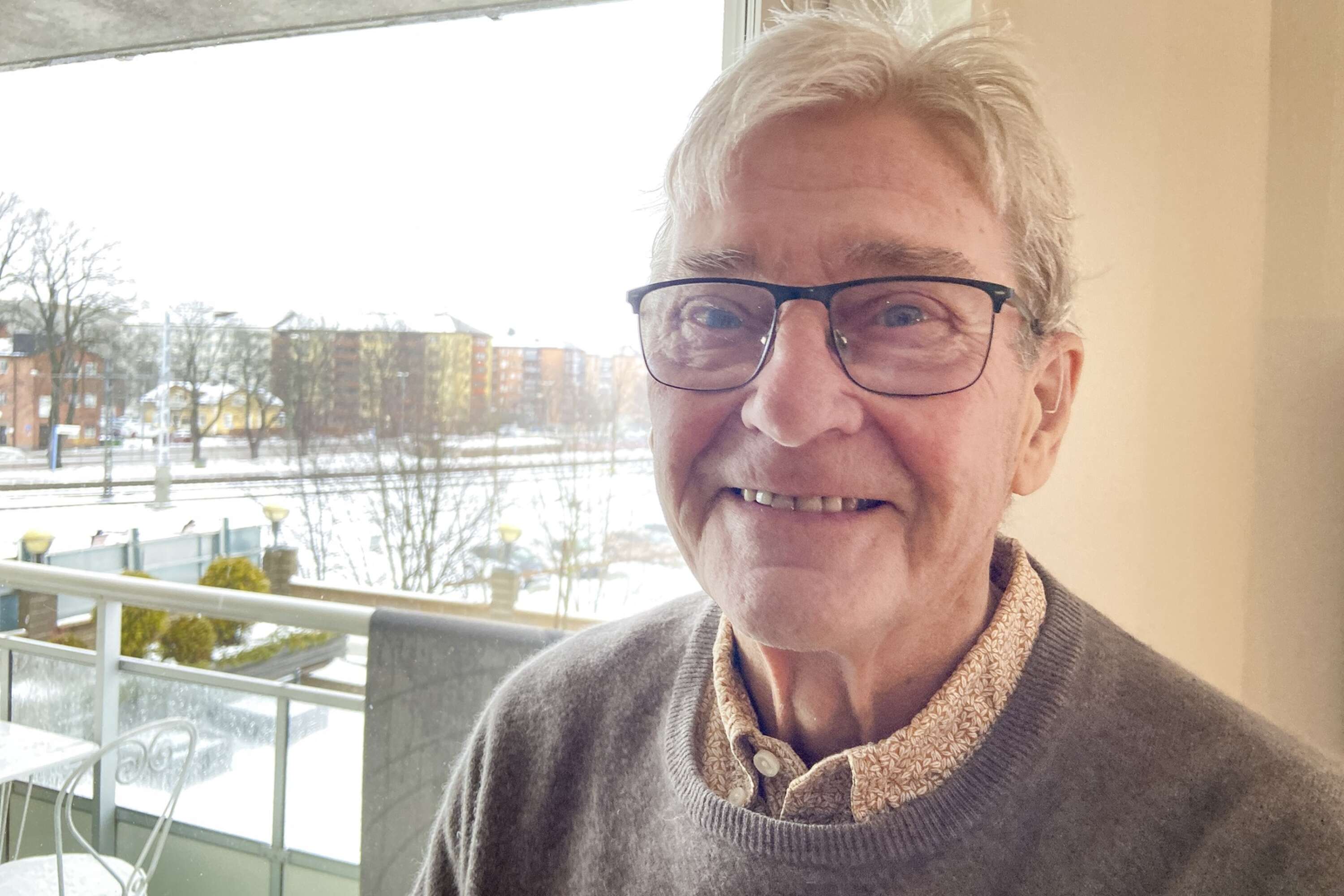 Ingvar Karlsson trivs i lägenheten i Karlstad. Nästa helg blir det inflyttningsfest och 85-årsfirande. 