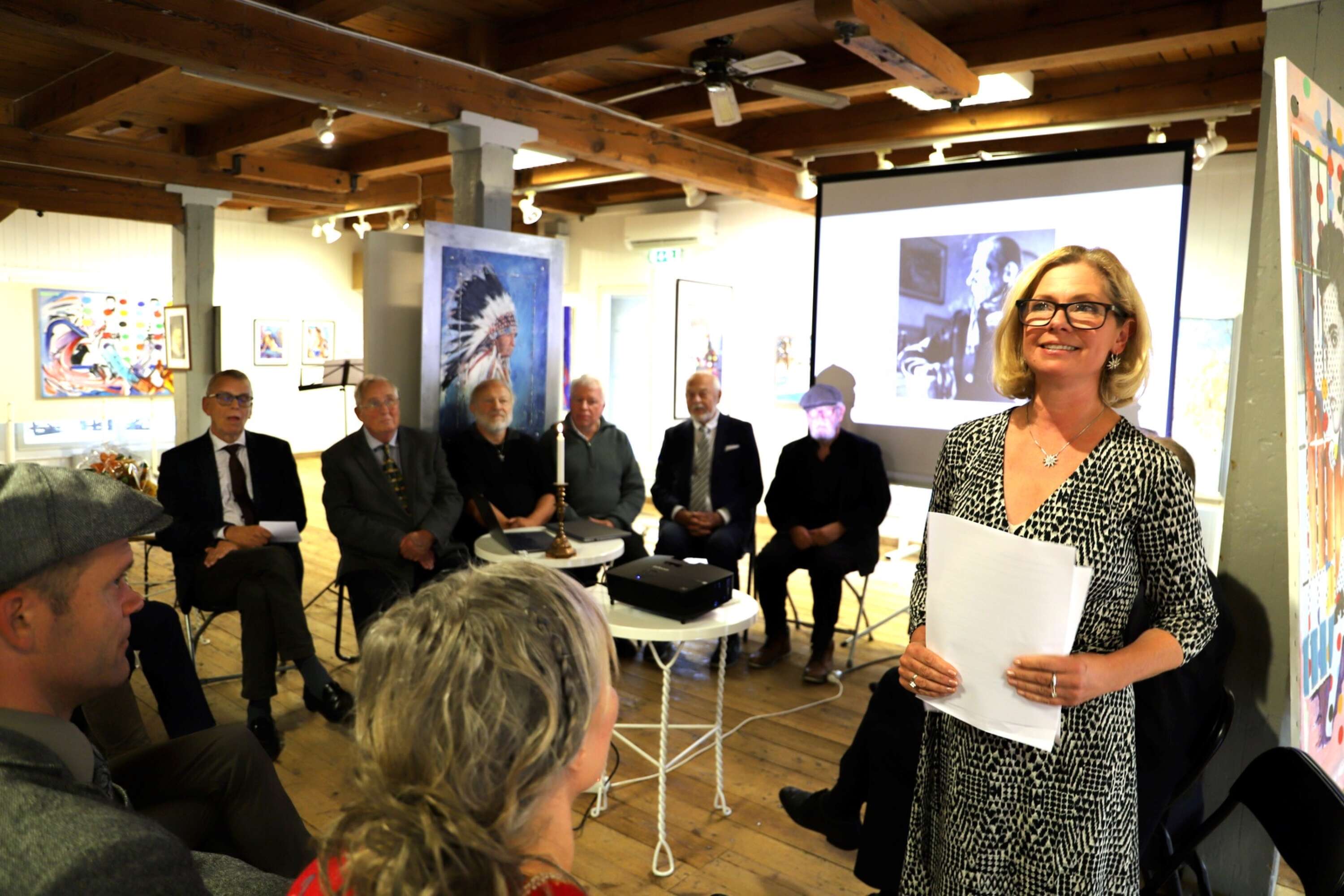 Anna Skoglund, preses, välkomnade publiken till Värmländska akademiens högtidssammanträde.