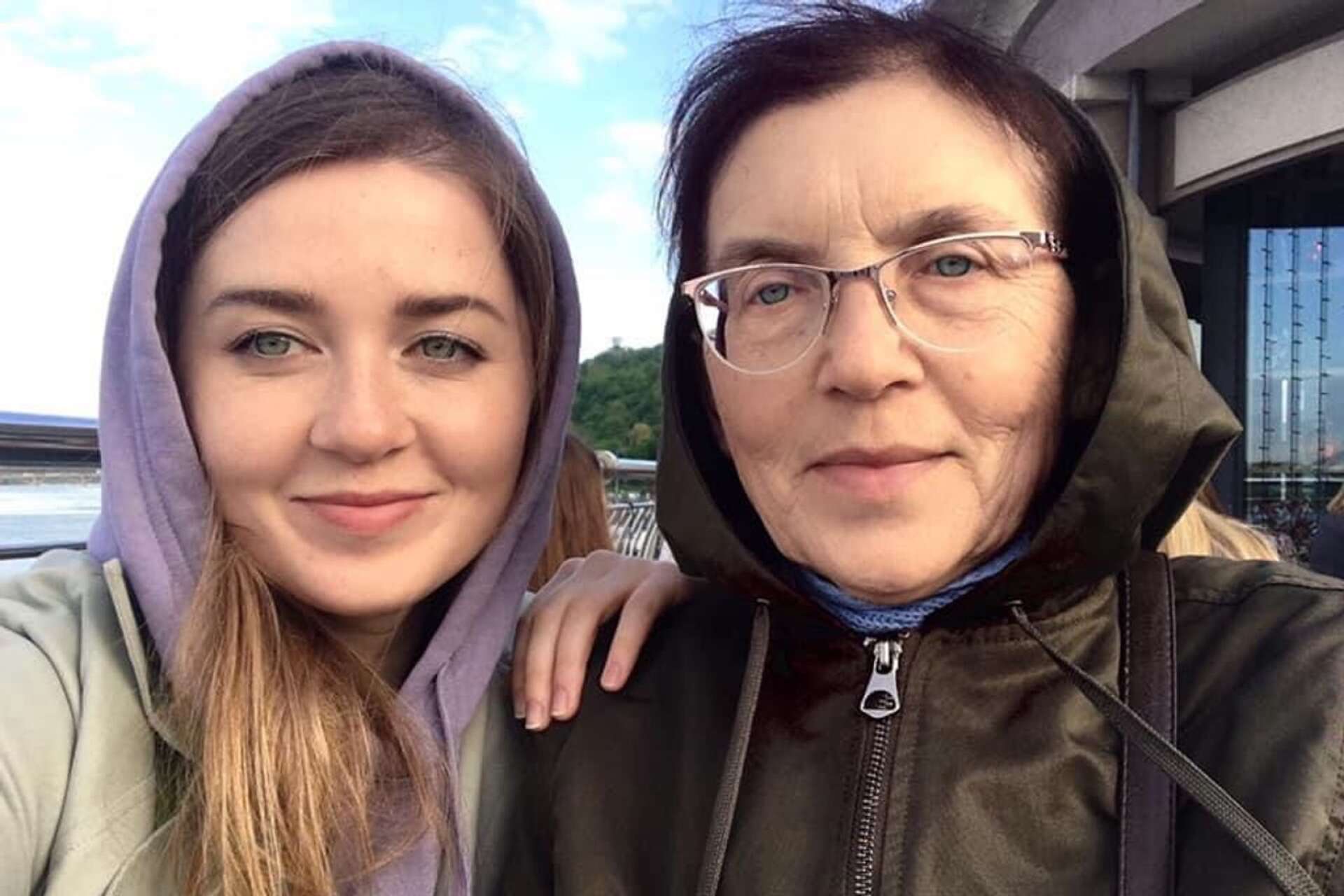 I går bestämde sig Daria Rudenko, tidigare EU-volontär i Åmål, och hennes mor cancersjuka Olena Lvivna Rudenko för att fly landet med tåg mot den slovakiska gränsen. 