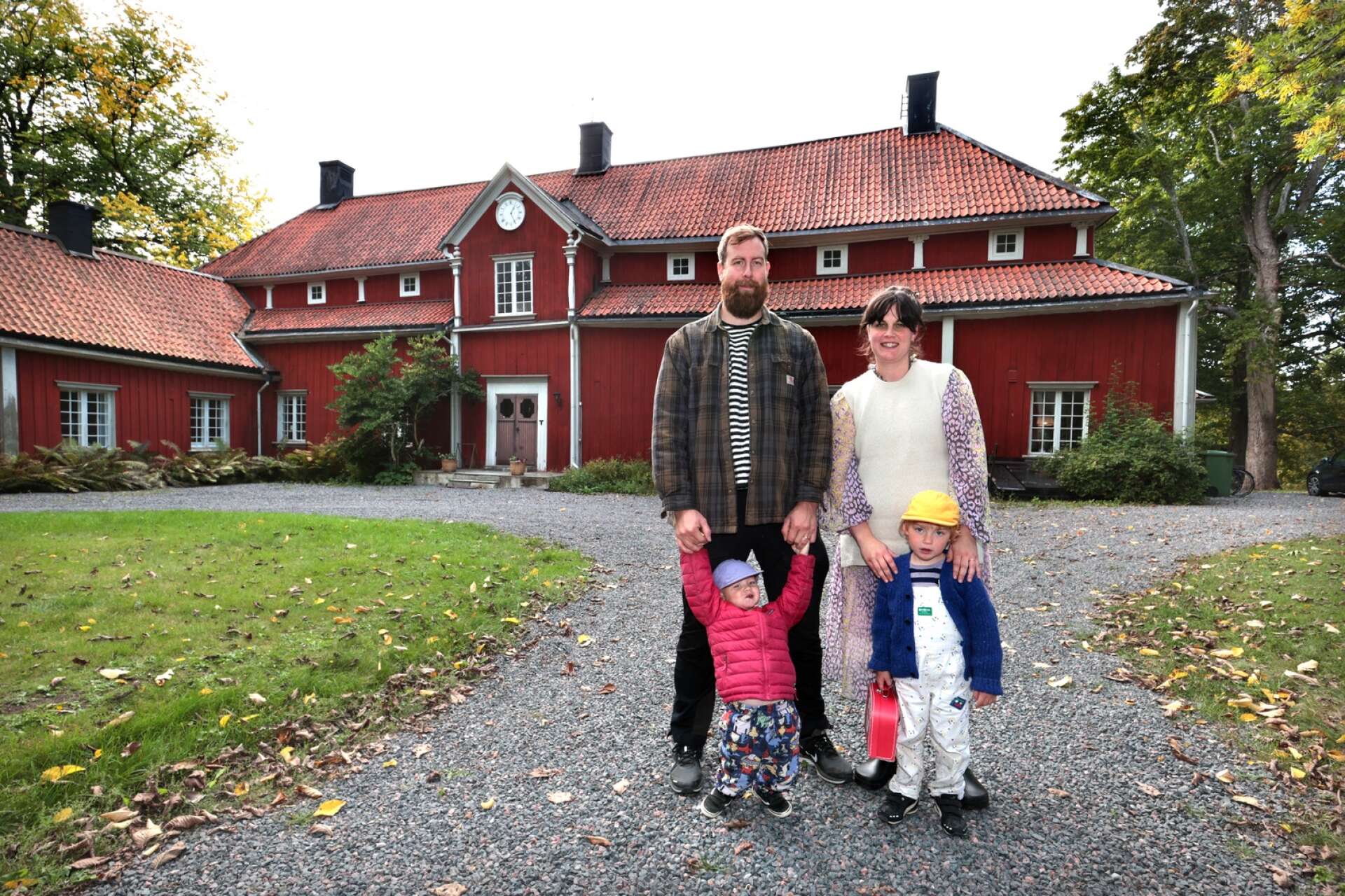 &quot;Det känns mäktigt varje dag man kommer hem till det här.” Familjen Gell Malone börjar så smått vänja sig vid sitt nya hem och de generösa ytorna i sitt nya hem i Borgvik.