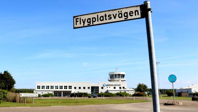 Förvaltningsrätten i Jönköping upphäver kommunfullmäktiges beslut om att lägga ned Skövde flygplats.