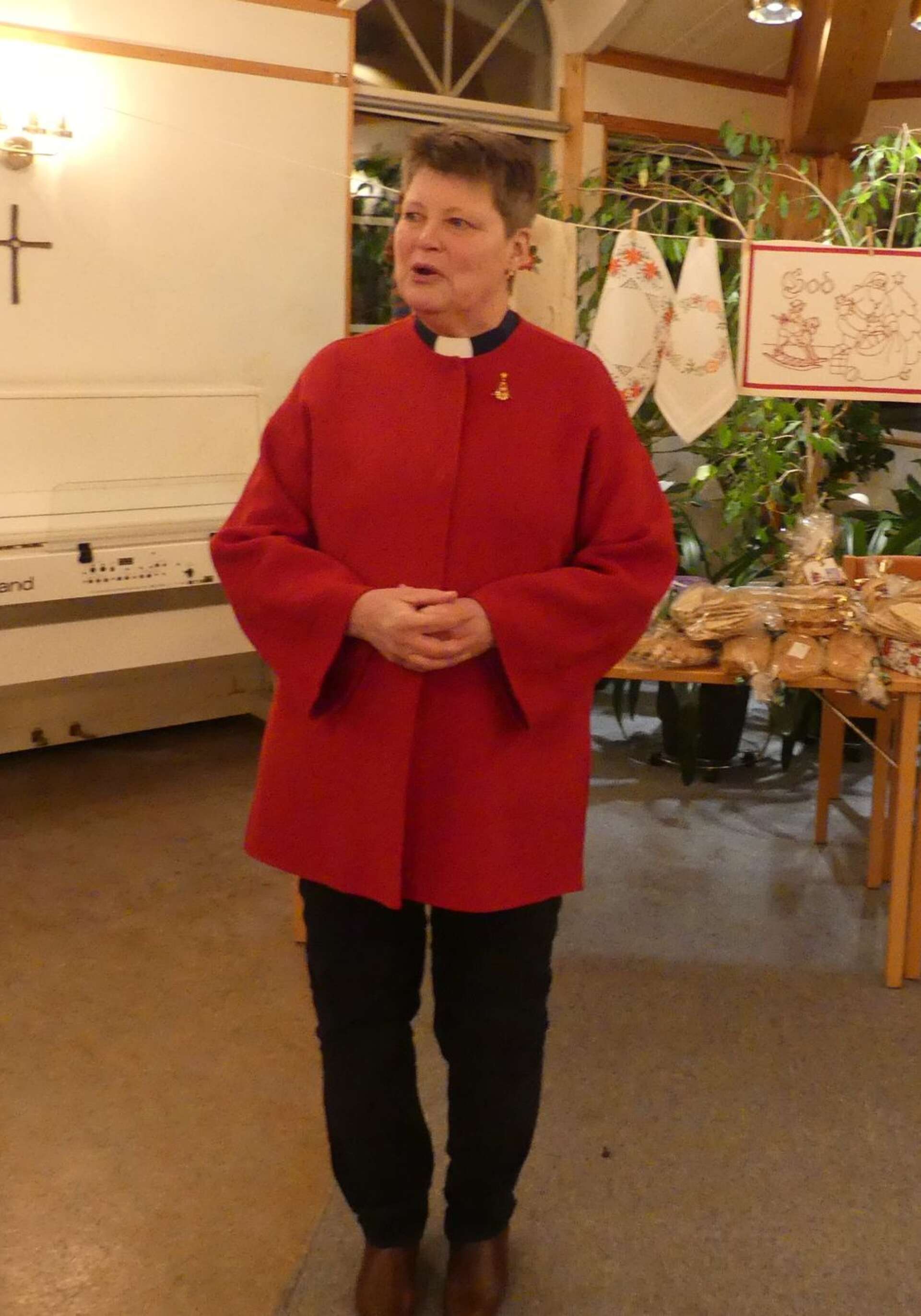 Lena Skoting hälsade välkommen till Svaneholms kyrkliga arbetskrets julförsäljning.