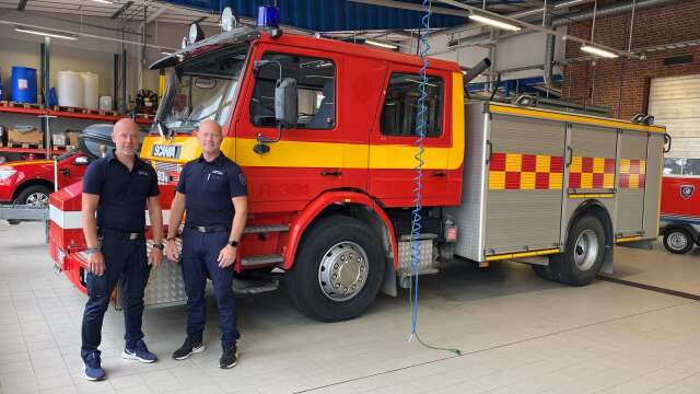 Insändarskribenten undrar hur räddningstjänsten redovisar gåvan till Ukraina. På bilden syns Thomas Algotsson och Robert Lövgren som körde till Lviv i Ukraina med Räddningstjänsten Skaraborgs gamla brandbil. 