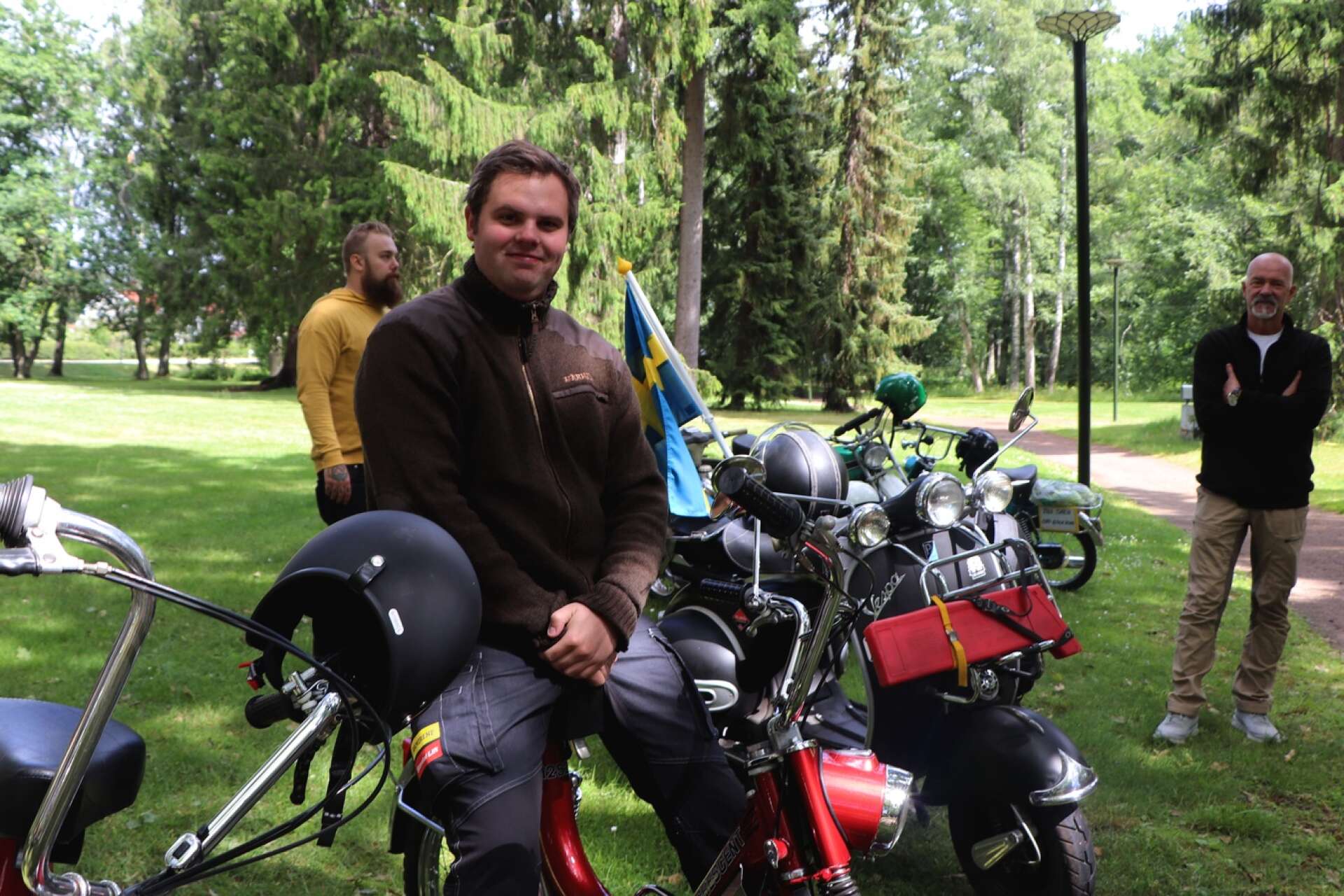 Fredrik Rustad var en av mopedisterna som tog sig runt banan på 4,5 mil.