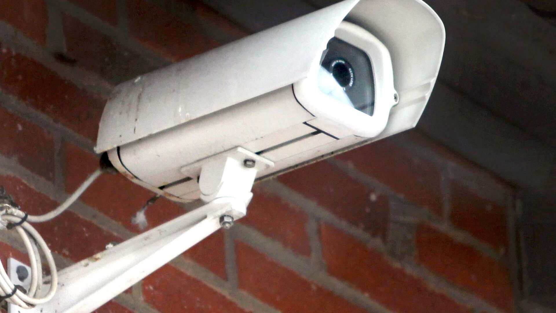Nya regler för kameraövervakning har skapat osäkerhet och trycket är hårt på Datainspektionen, som övertog tillsynen förra sommaren. Alla som sätter upp kameror måste noga väga de egna behoven mot det intrång i människors personliga integritet som bevakningen innebär. 