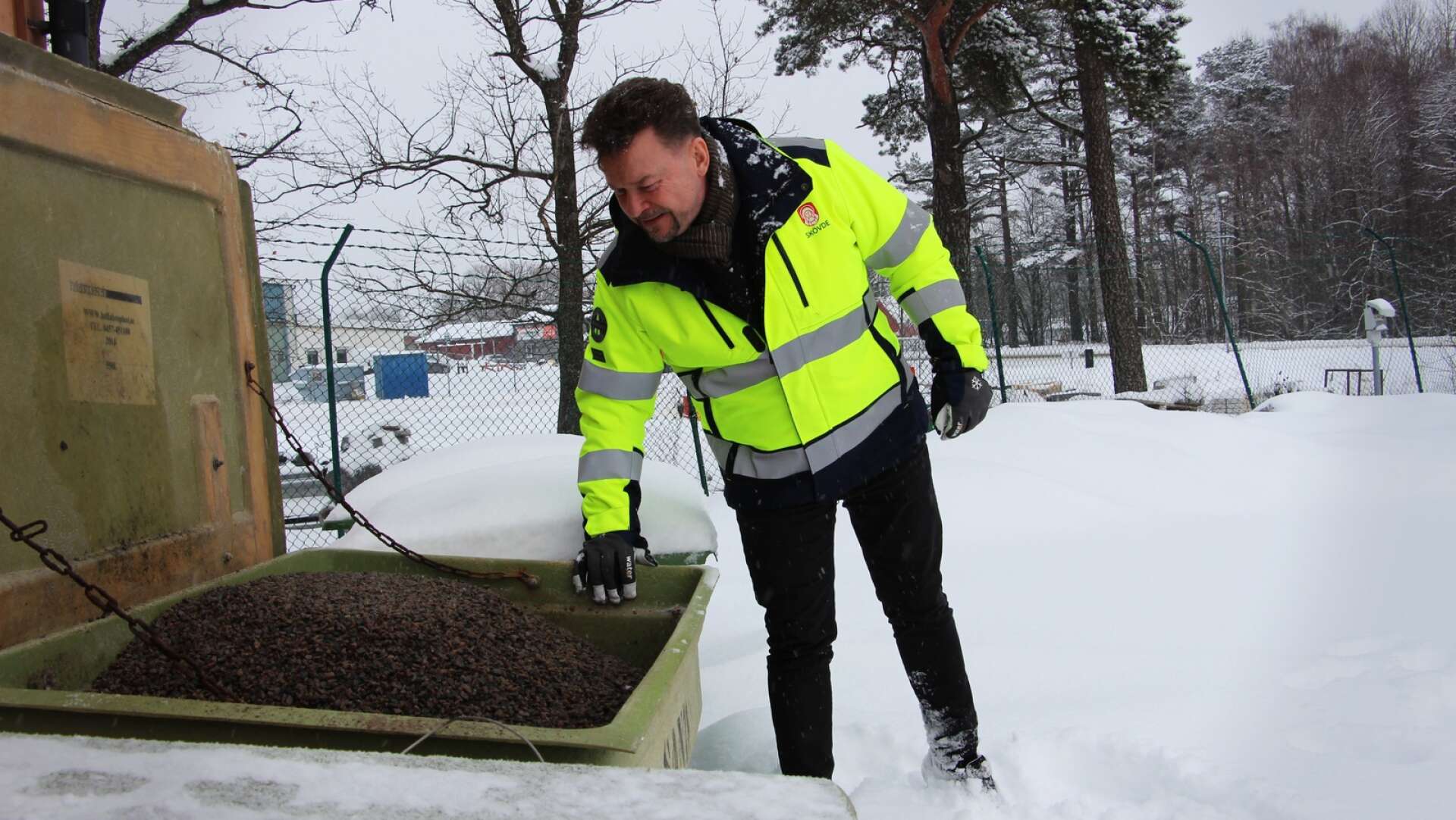 Jesper Nyström, enhetschef drift Skövde kommun, ser till så att gruset fylls på dagligen. 