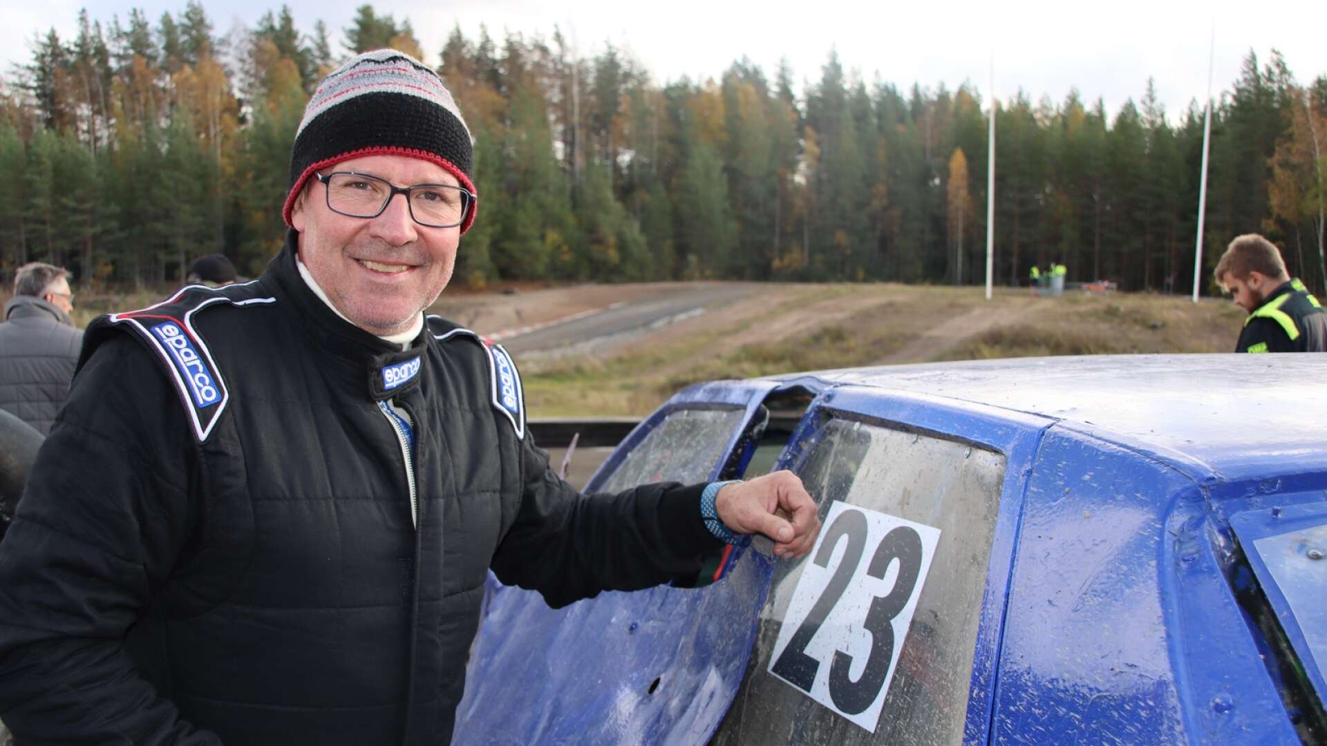 Skidlegendaren Torgny Mogren trivs bakom ratten. 