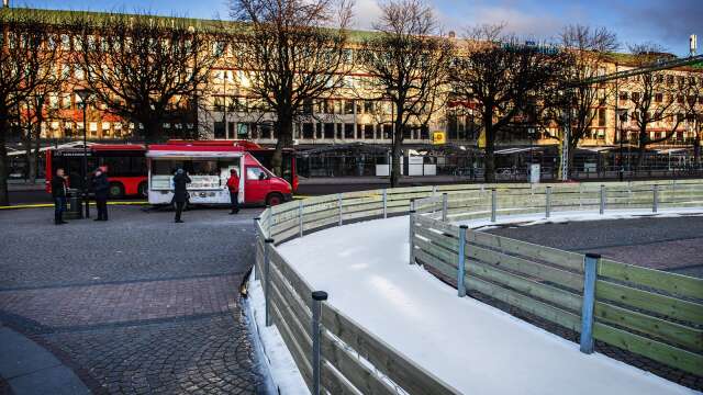 Karlstads kommun har under de senaste åren haft en isbana på Stora Torget. Men den här vintern riskerar den att få stanna i förrådet.