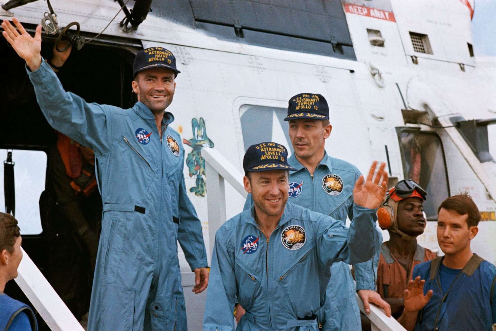 Fred Haise, Jim Lovell och Jack Swigert kliver ombord på hangarfartyget USS Iwo Jima.