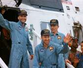 Fred Haise, Jim Lovell och Jack Swigert kliver ombord på hangarfartyget USS Iwo Jima.