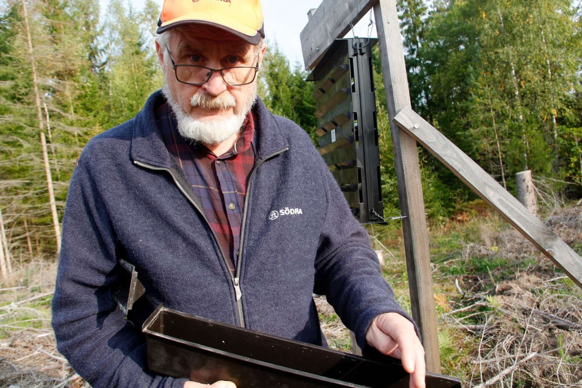 Leif Aronsson som är säkerhets- och naturombud i Södras skogsbruksområde Bohuslän-Dal är ansvarig för inventering av granbarkborrar. Här en bild från Vallsjön 2020. 