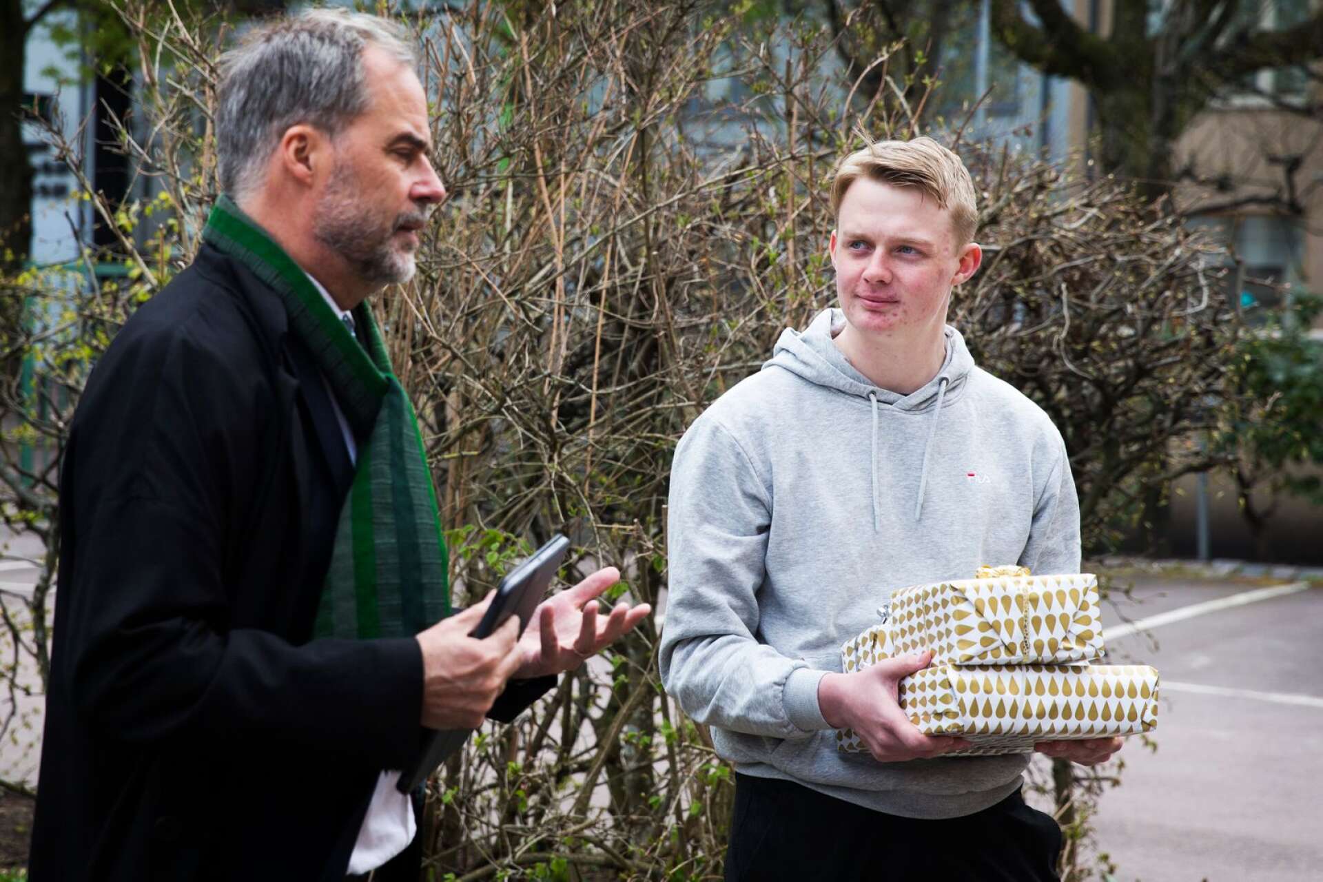 18-årige Simon Gustafsson har samlat in pengar till 420 luncher till sjuksköterskorna på CSK. Georg Andrén, landshövdingen, var med vid överlämnandet av presentkorten till Vårdförbundet. 