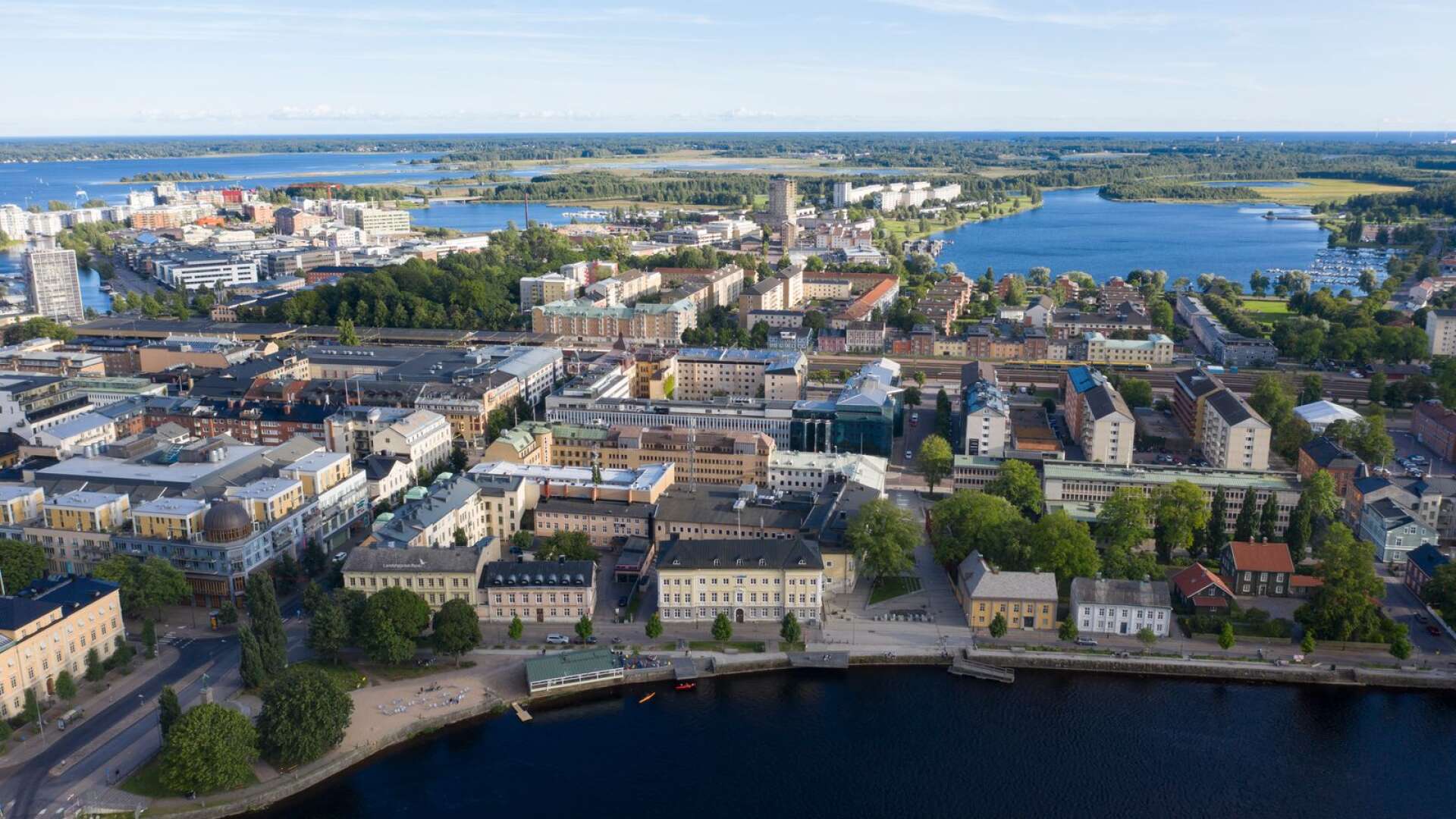 I en förvandlingsprocess med hög och tät bebyggelse i stadskärna kan Karlstad förlora den karaktär som den har med sin hemkänsla som liten stad, skriver Bernadetta Antonina Olsson.