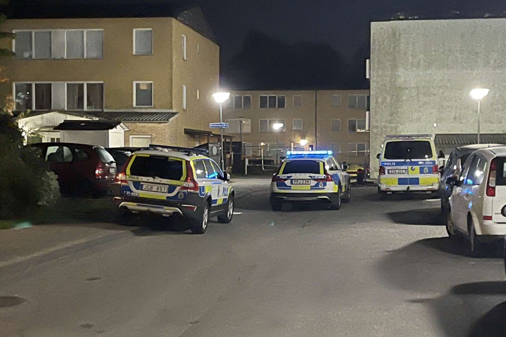 Våldsvågen i Stockholm är mycket allvarlig, skjutningar och sprängningar avlöser varandra. Polisen i området får hjälp från andra regioner i landet, bland annat deltar Skaraborgspoliser i arbetet.