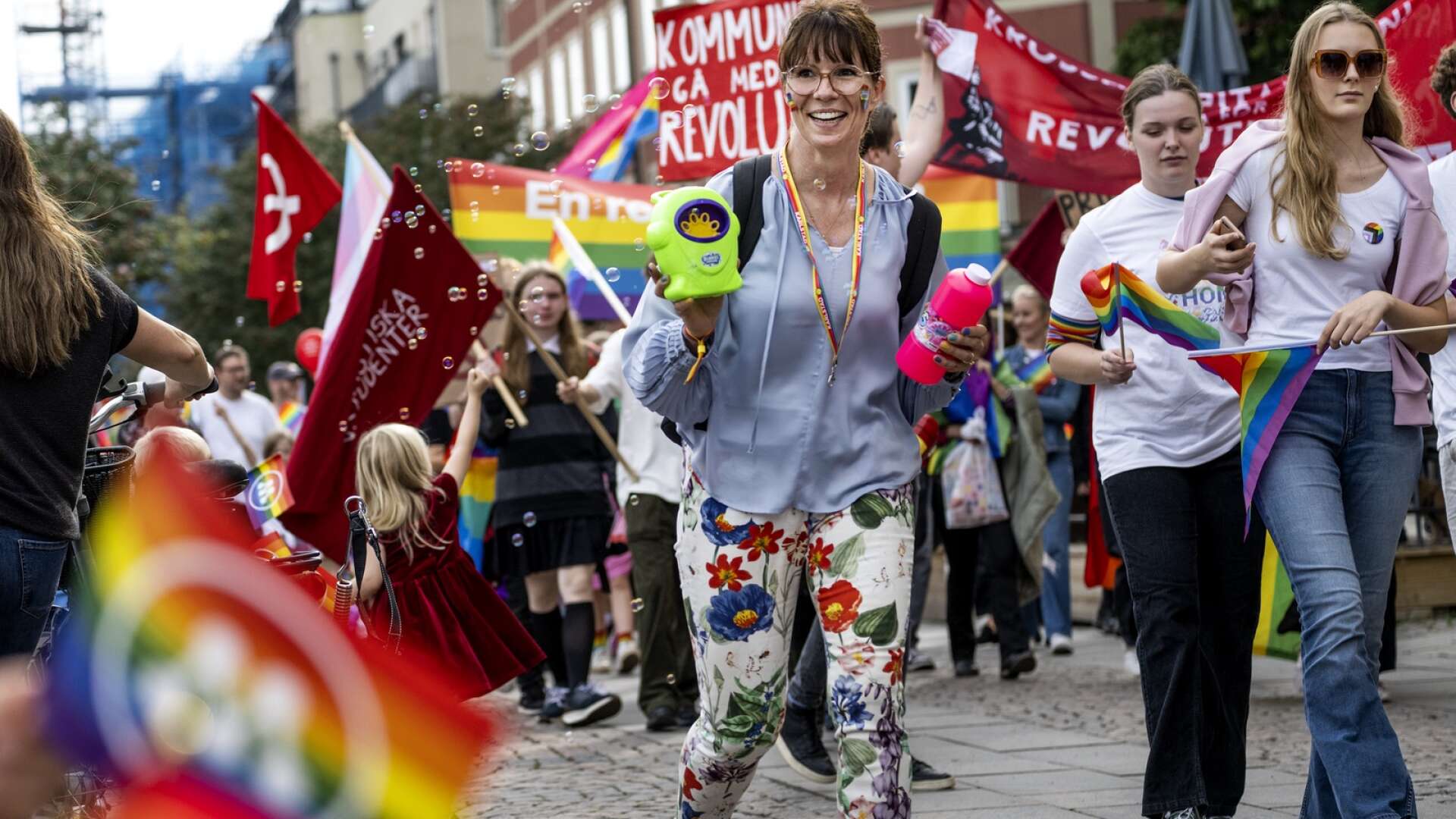 Kommunister tilläts att delta och gå i Pridetåget vilket i sig är förkastligt. De publicerades också på Wermland Prides sociala medier, skriver Rebecka Ingsmy med flera. (Alla personer på bilden förknippas inte nödvändigtvis med kommunisterna.)
