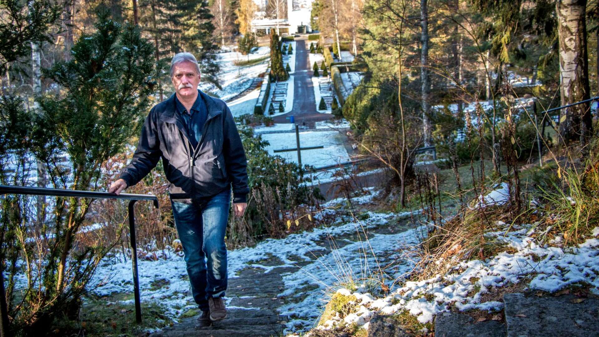 &quot;Det finns så många sinnesintryck att få här&quot; säger kyrkogårdschefen Mats Svensson om den nyblivna hundraåringen och lyfter just terrängen som en egenskap som gör kyrkogården unik.